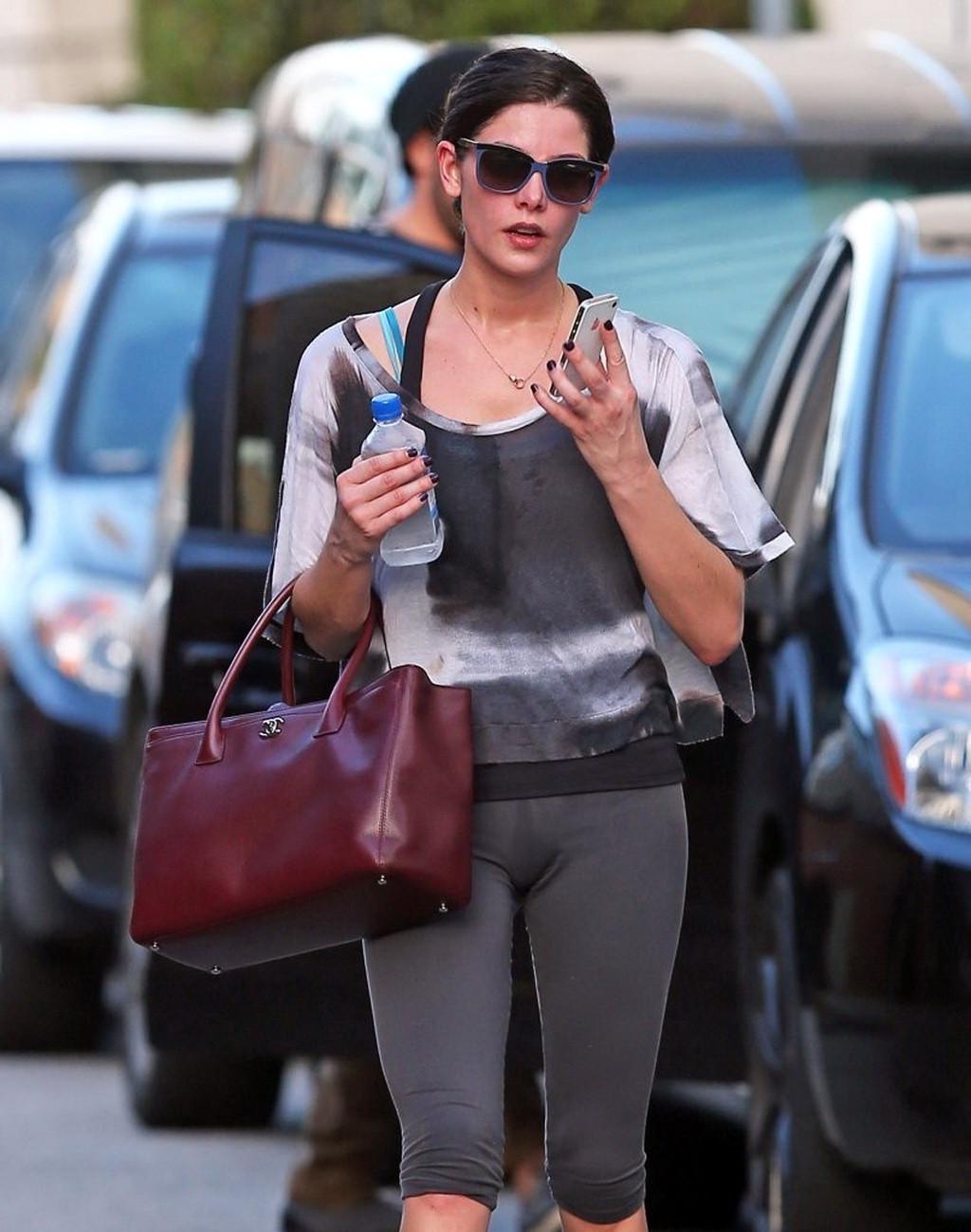 10P Ashley Greene shows sweaty cameltoe in tights leaving the gym in Studio City