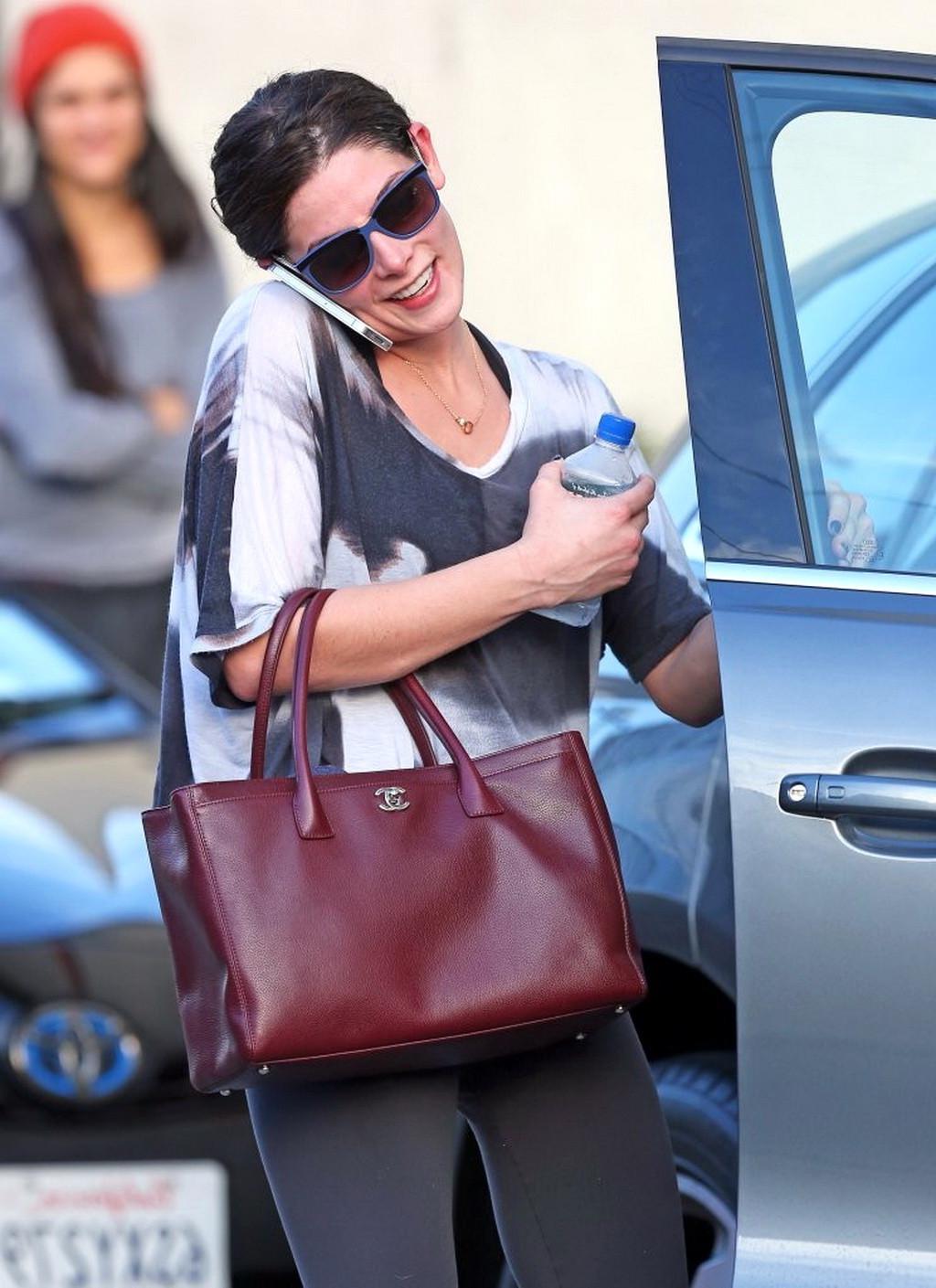 10P Ashley Greene shows sweaty cameltoe in tights leaving the gym in Studio City