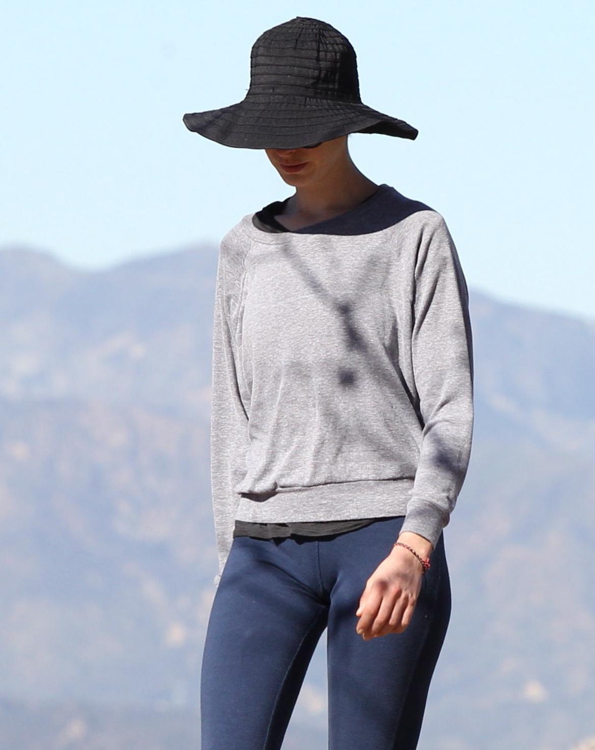 10P Anne Hathaway shows cameltoe  ass wearing tights for a hike in Hollywood Hills