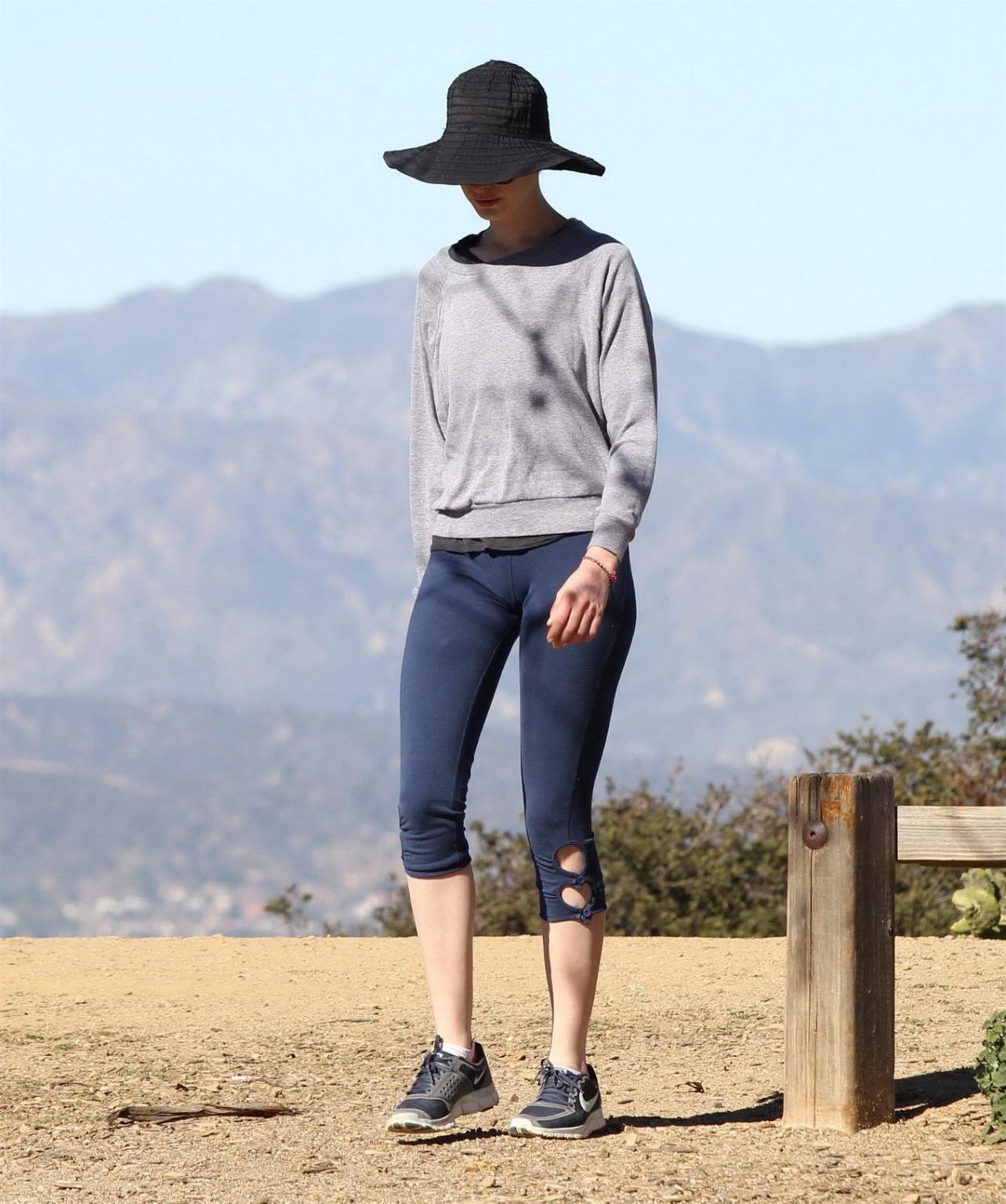 10P Anne Hathaway shows cameltoe  ass wearing tights for a hike in Hollywood Hills