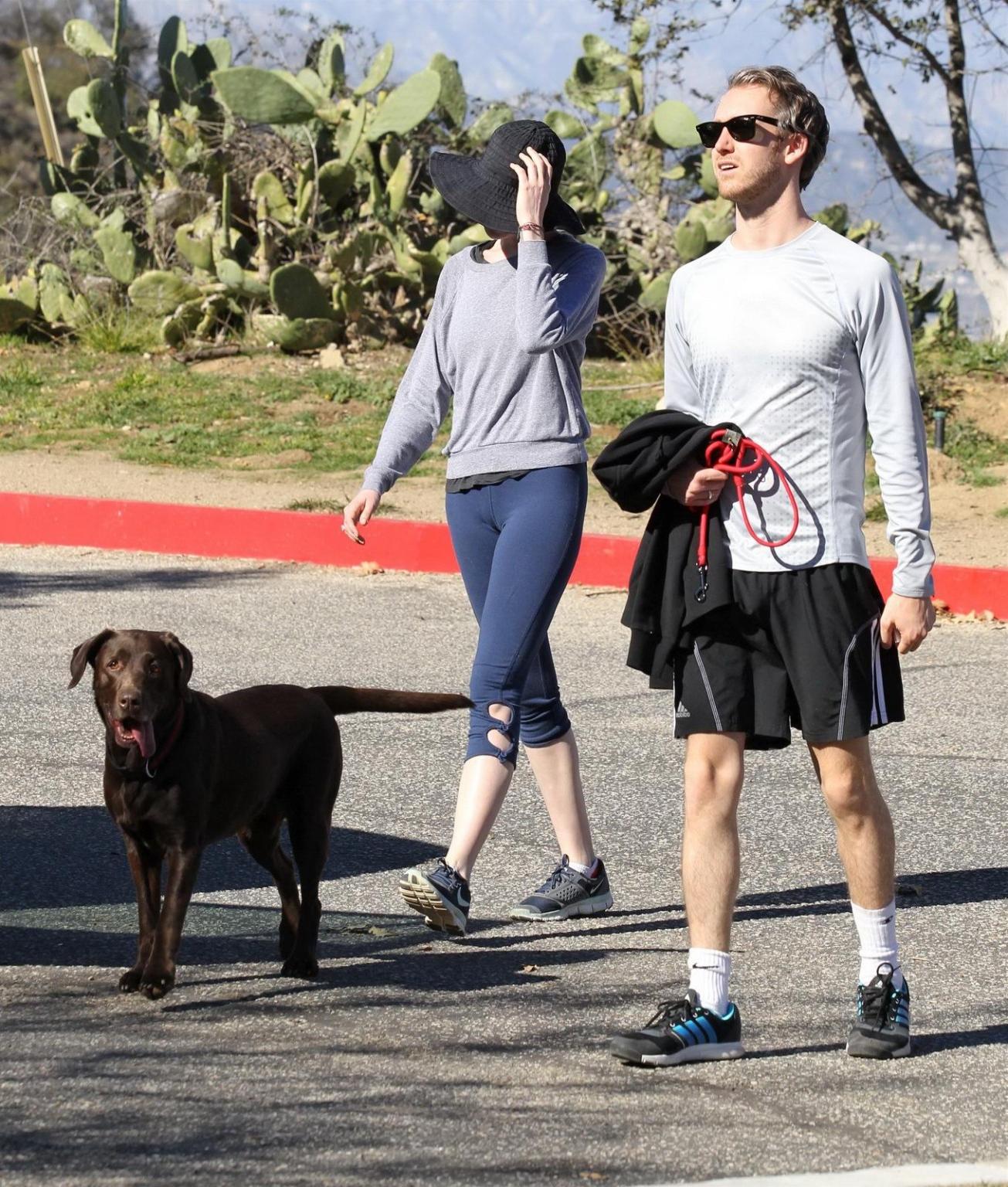 10P Anne Hathaway shows cameltoe  ass wearing tights for a hike in Hollywood Hills