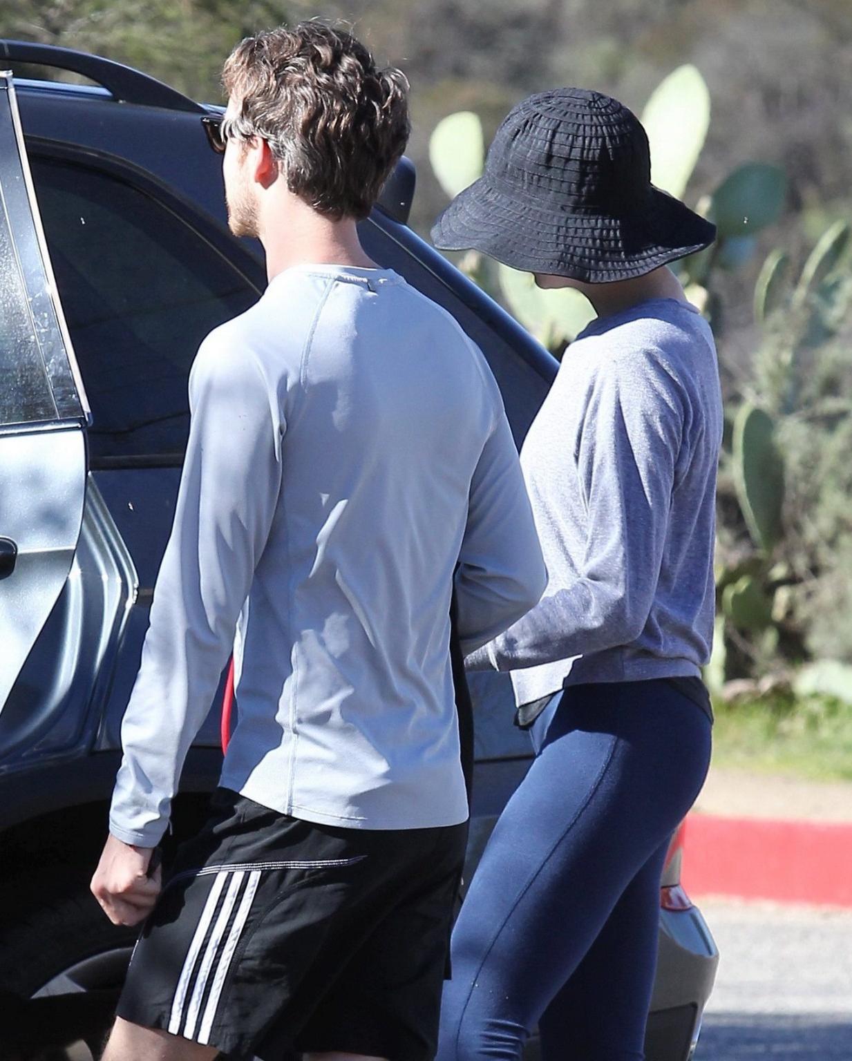 10P Anne Hathaway shows cameltoe  ass wearing tights for a hike in Hollywood Hills