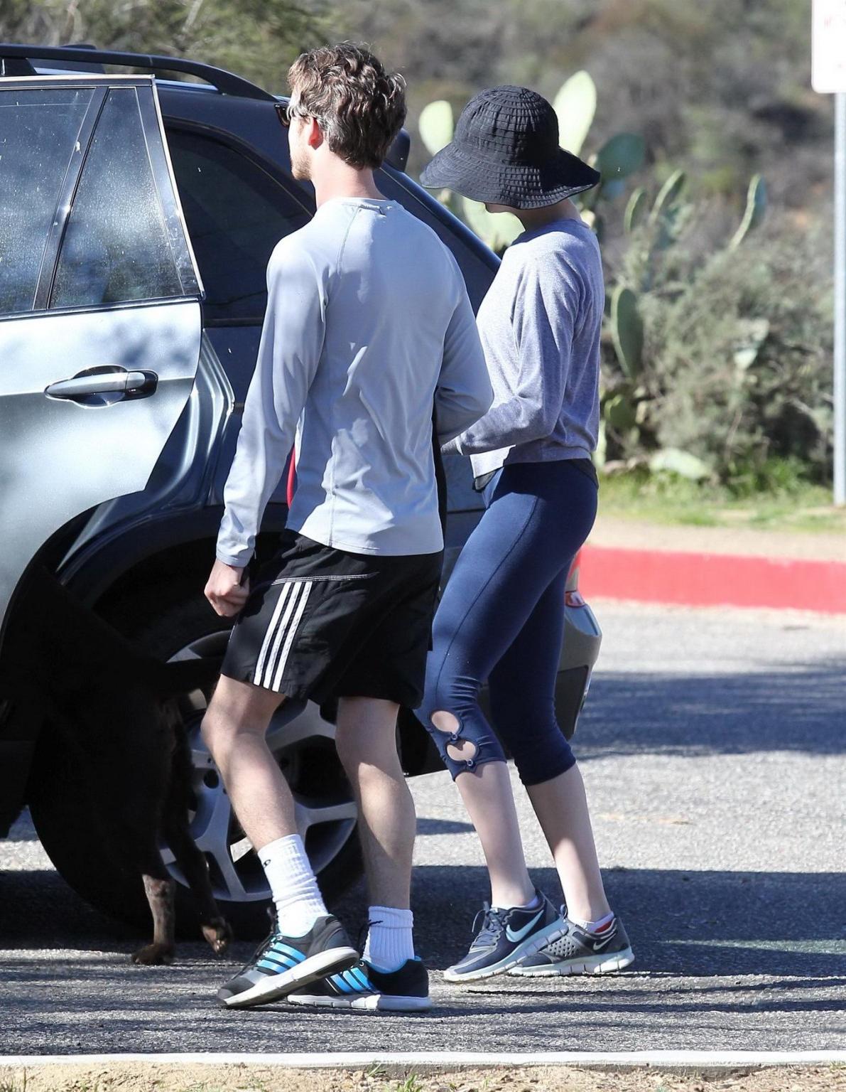 10P Anne Hathaway shows cameltoe  ass wearing tights for a hike in Hollywood Hills