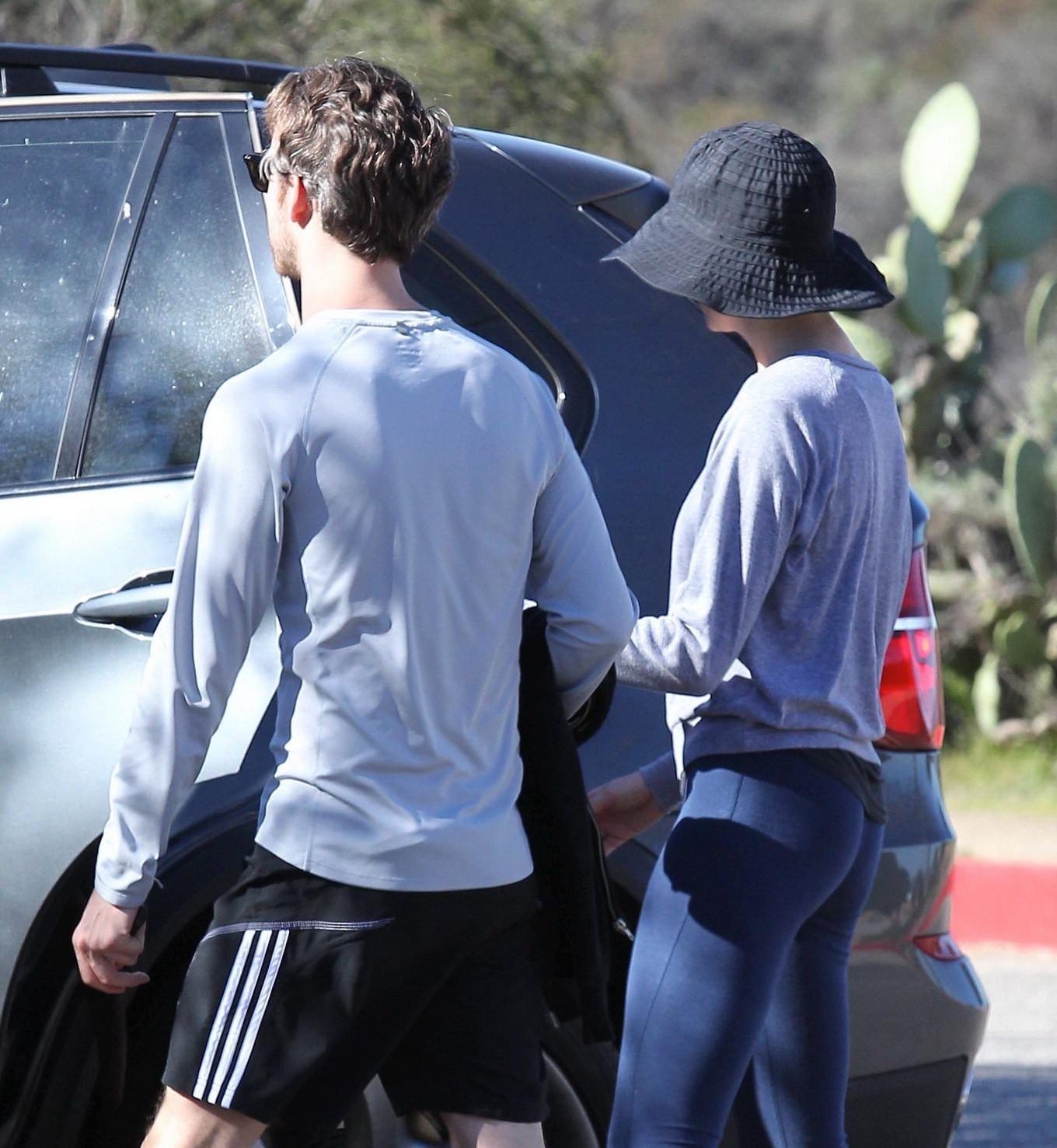 10P Anne Hathaway shows cameltoe  ass wearing tights for a hike in Hollywood Hills