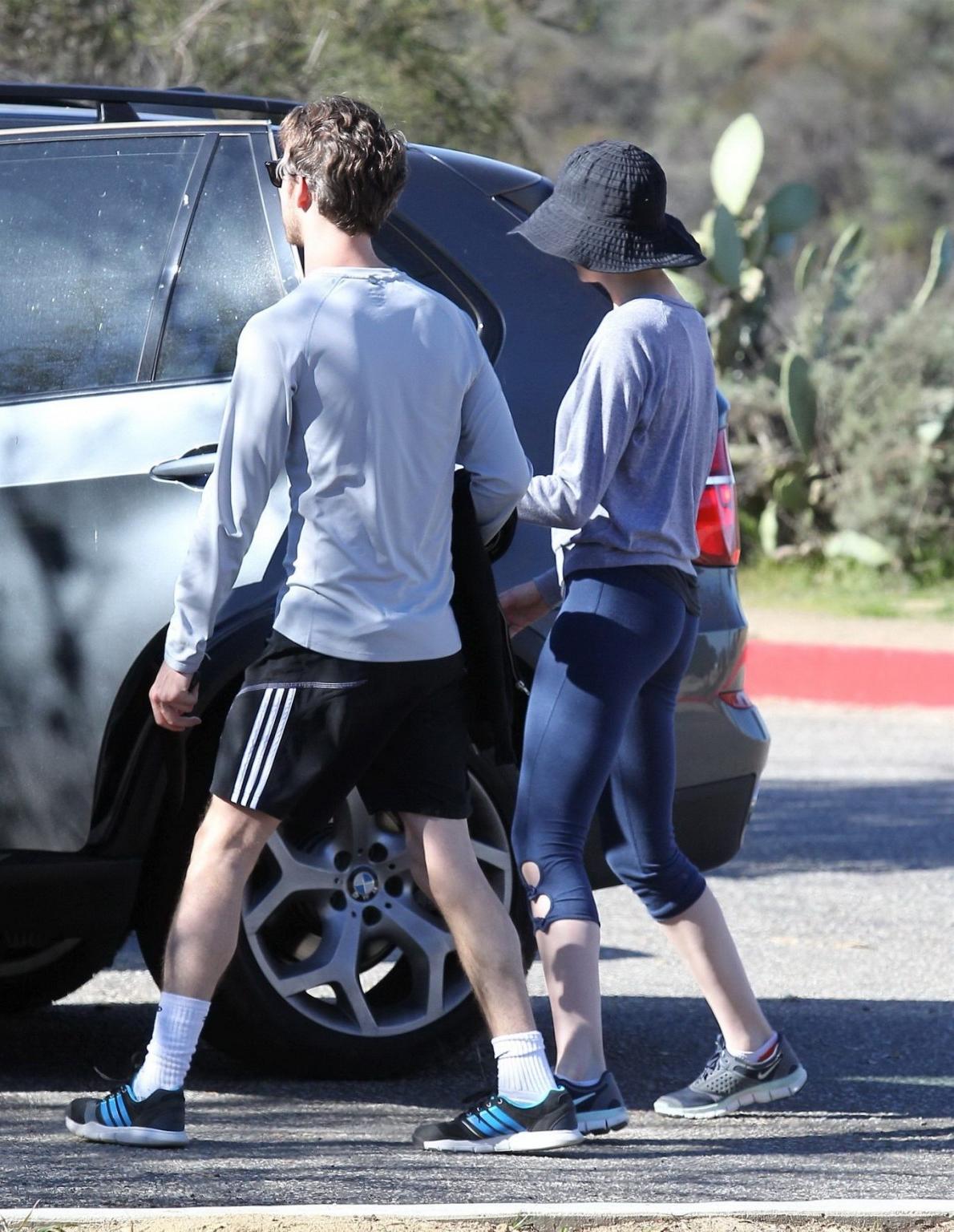 10P Anne Hathaway shows cameltoe  ass wearing tights for a hike in Hollywood Hills