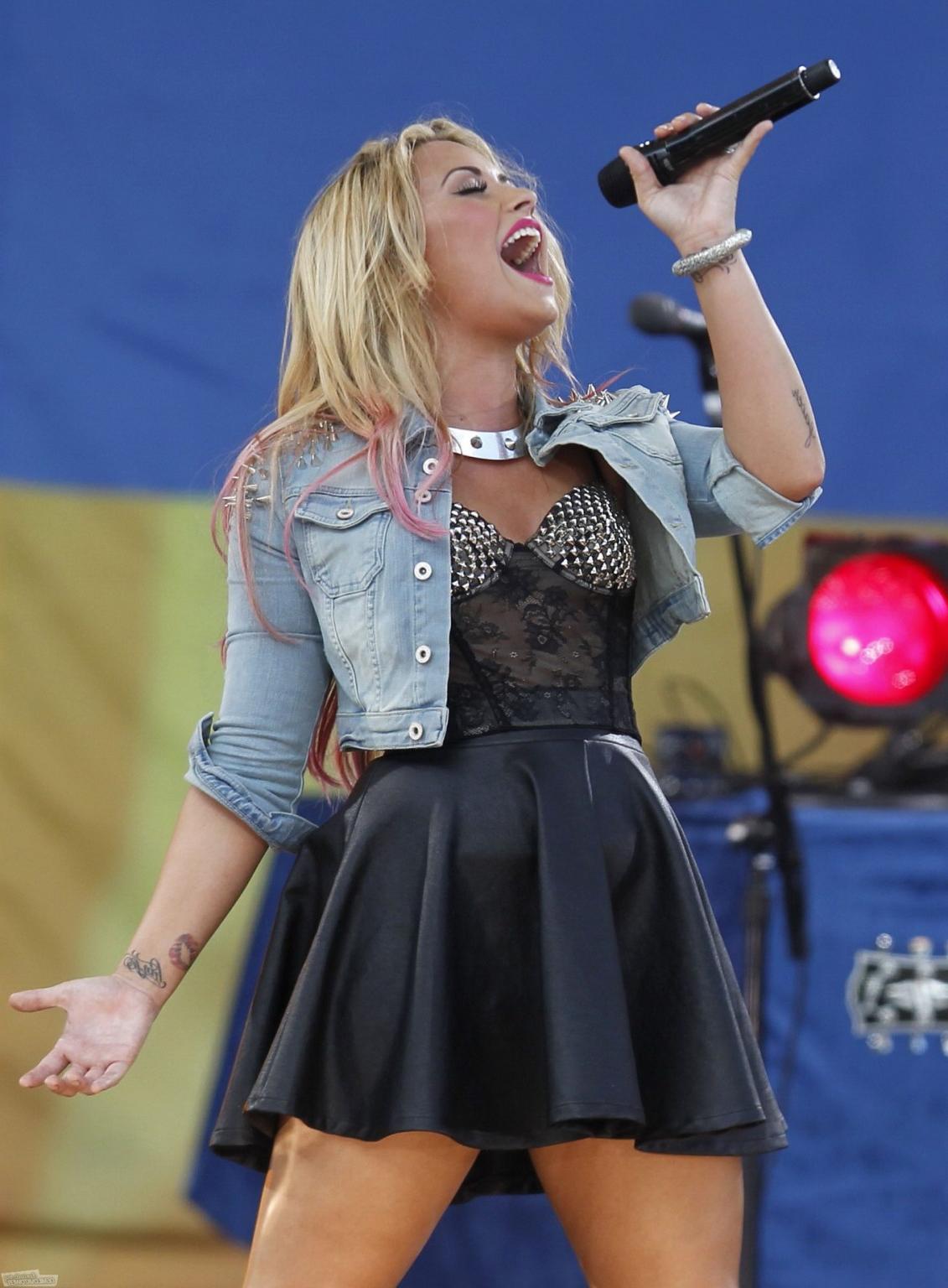 10P Demi Lovato upskirt while performing on Good Morning America at Central Park in 