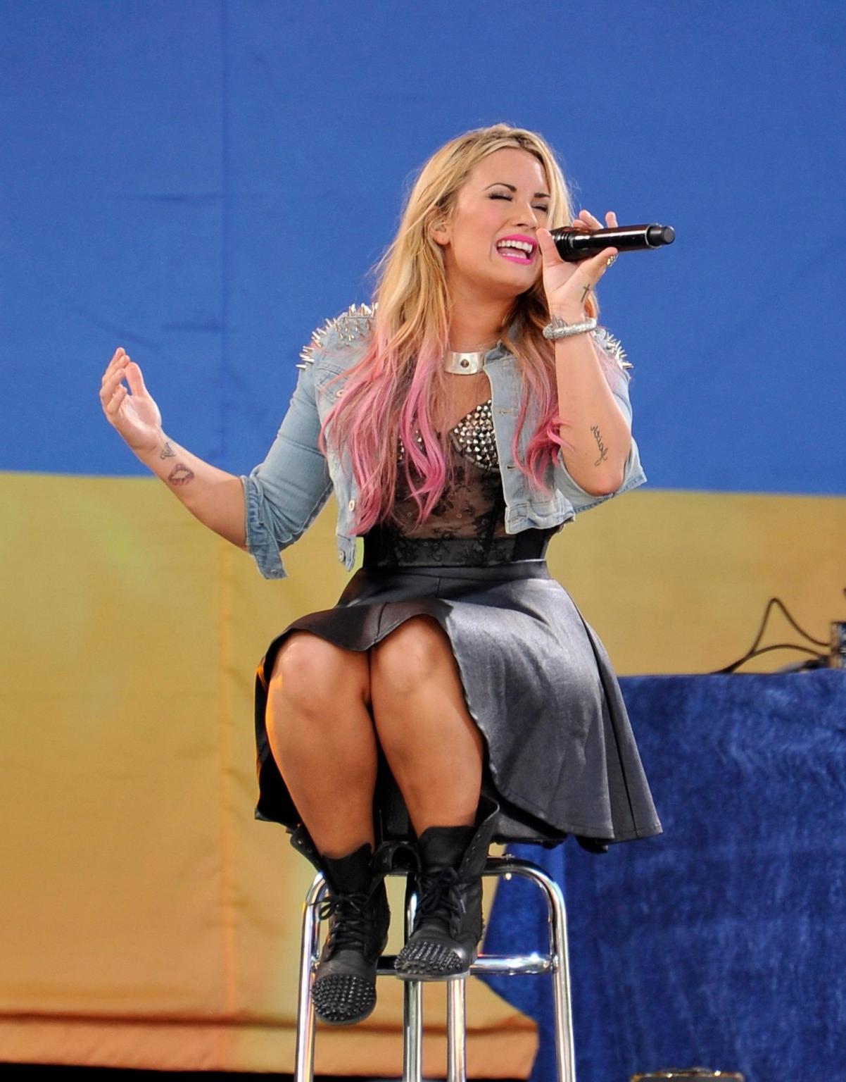 10P Demi Lovato upskirt while performing on Good Morning America at Central Park in 