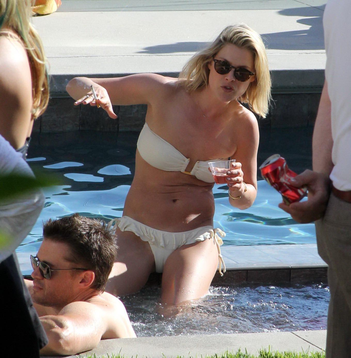 10P Ali Larter in bikini showing cameltoe at the pool in Malibu