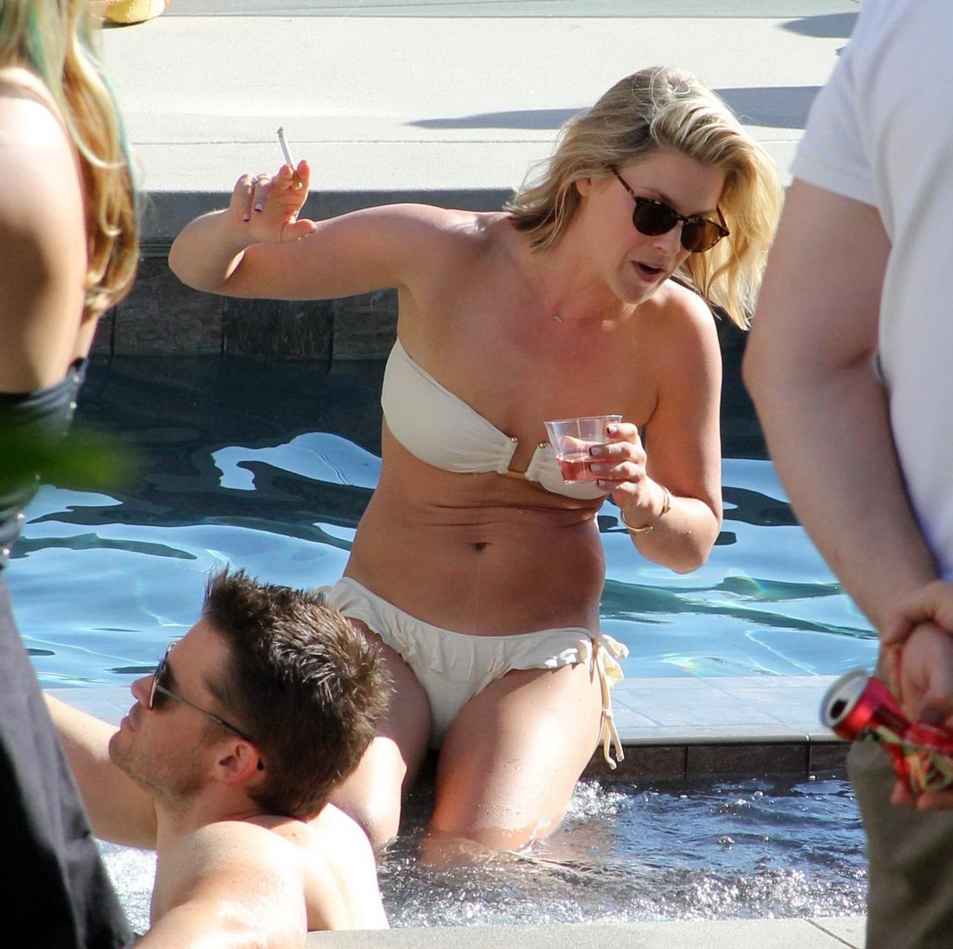 10P Ali Larter in bikini showing cameltoe at the pool in Malibu