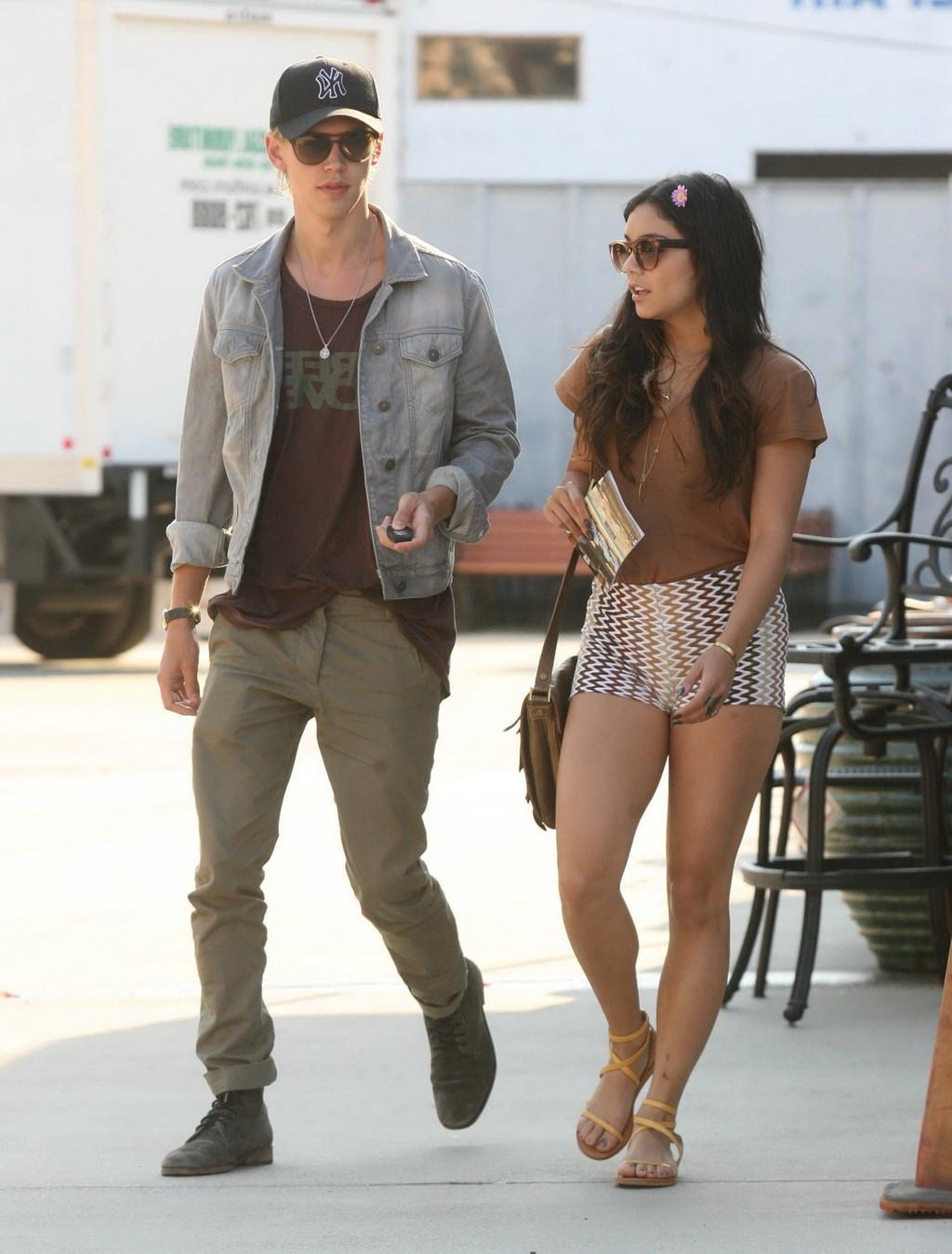 10P Vanessa Hudgens showing cameltoe in skimpy shorts and top out in Studio City