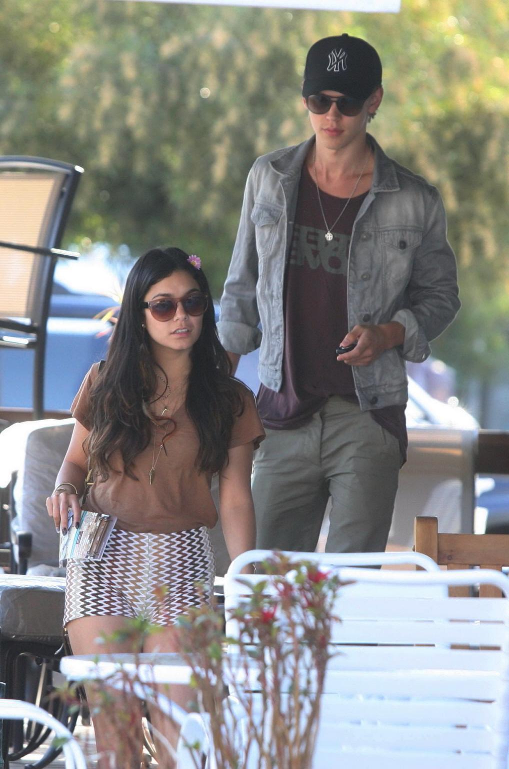 10P Vanessa Hudgens showing cameltoe in skimpy shorts and top out in Studio City