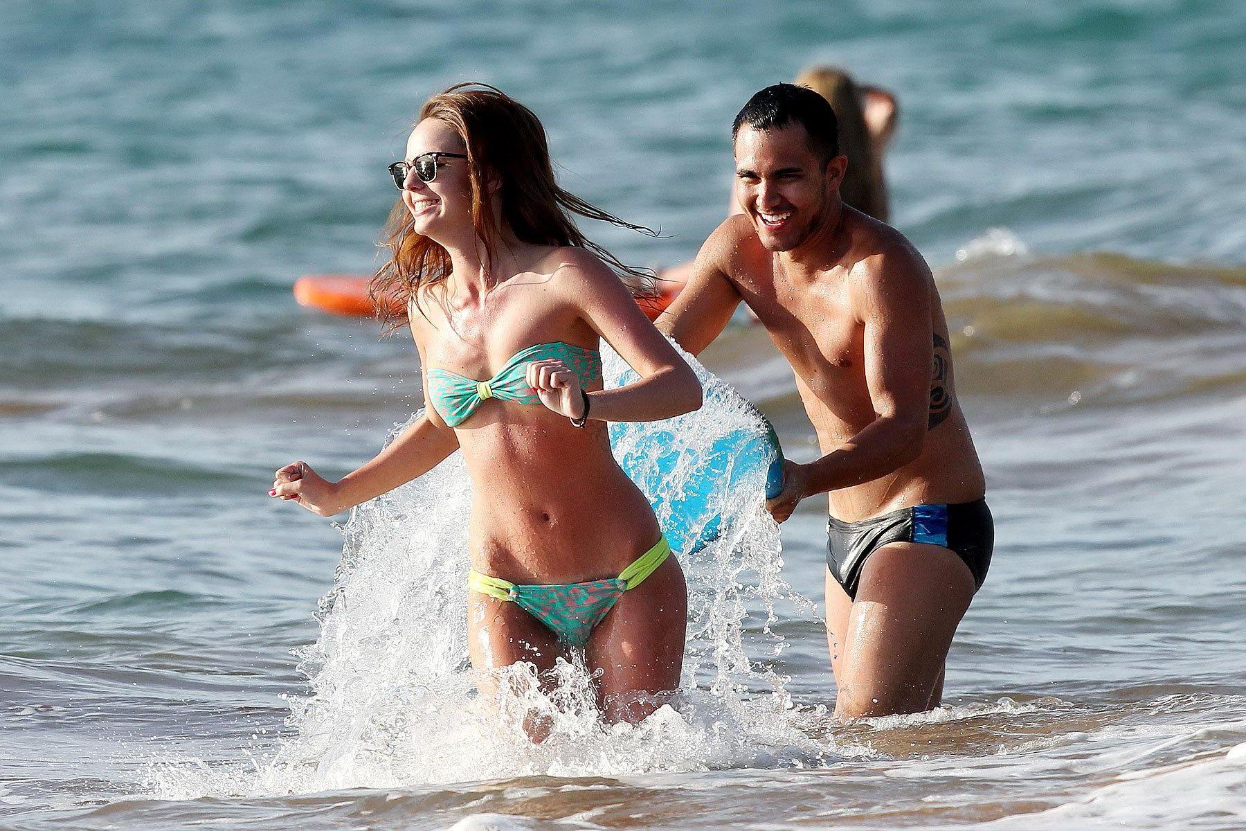 9P Samantha Droke shows cameltoe wearing a bikini on a Hawaiian beach