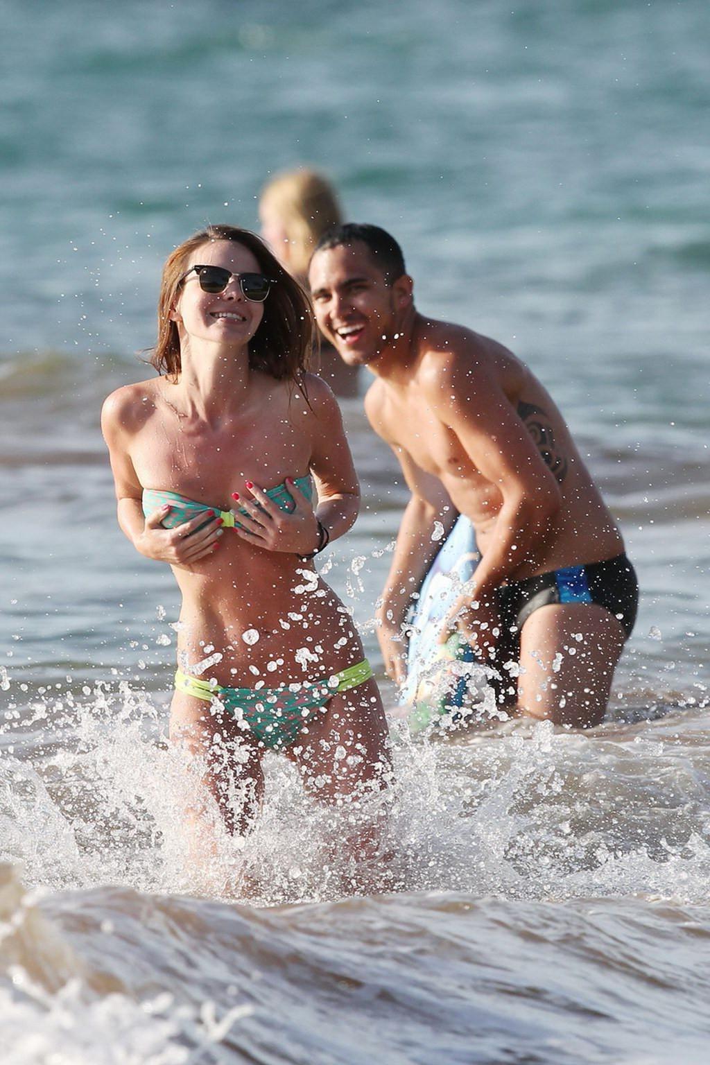 9P Samantha Droke shows cameltoe wearing a bikini on a Hawaiian beach