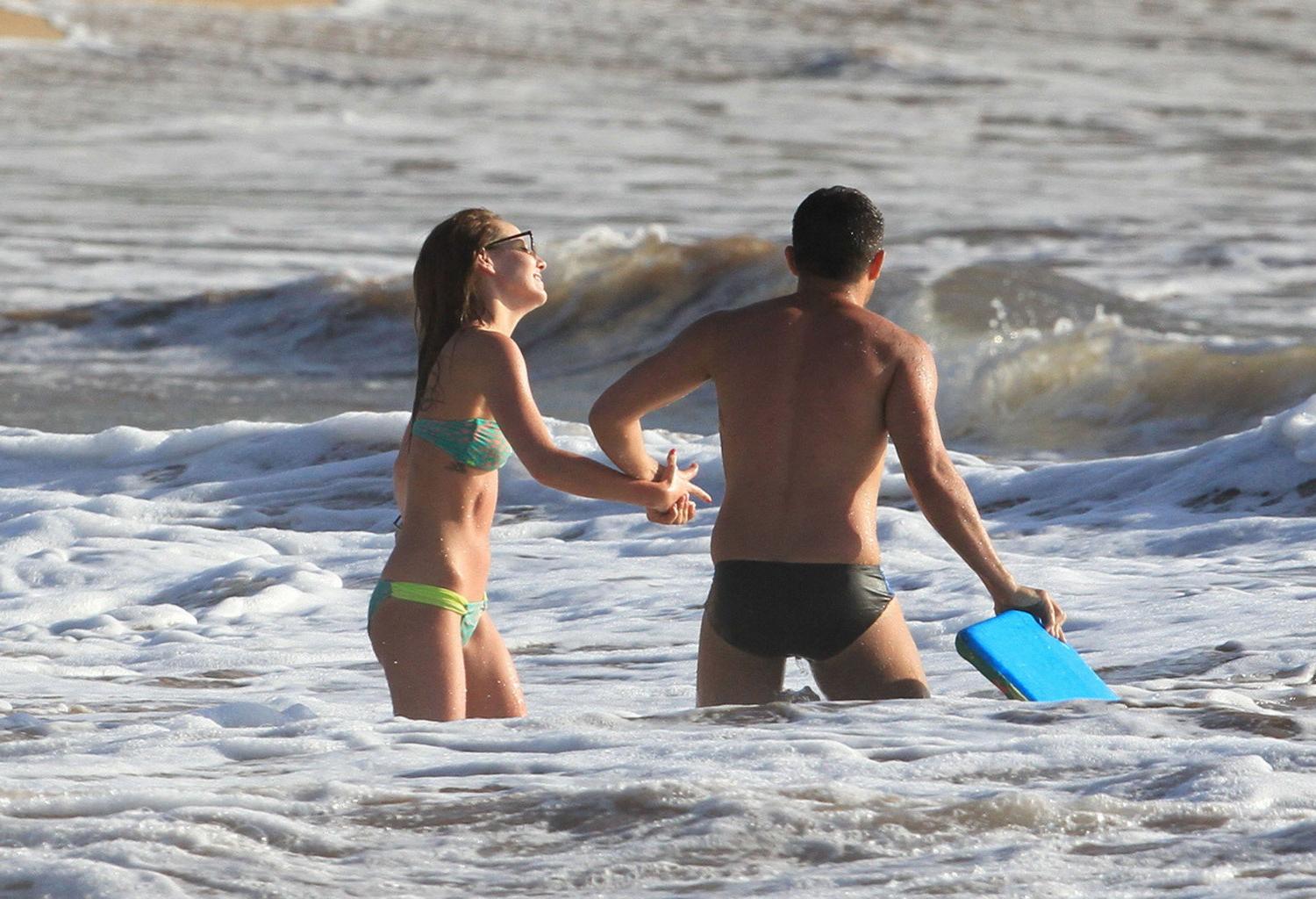 9P Samantha Droke shows cameltoe wearing a bikini on a Hawaiian beach