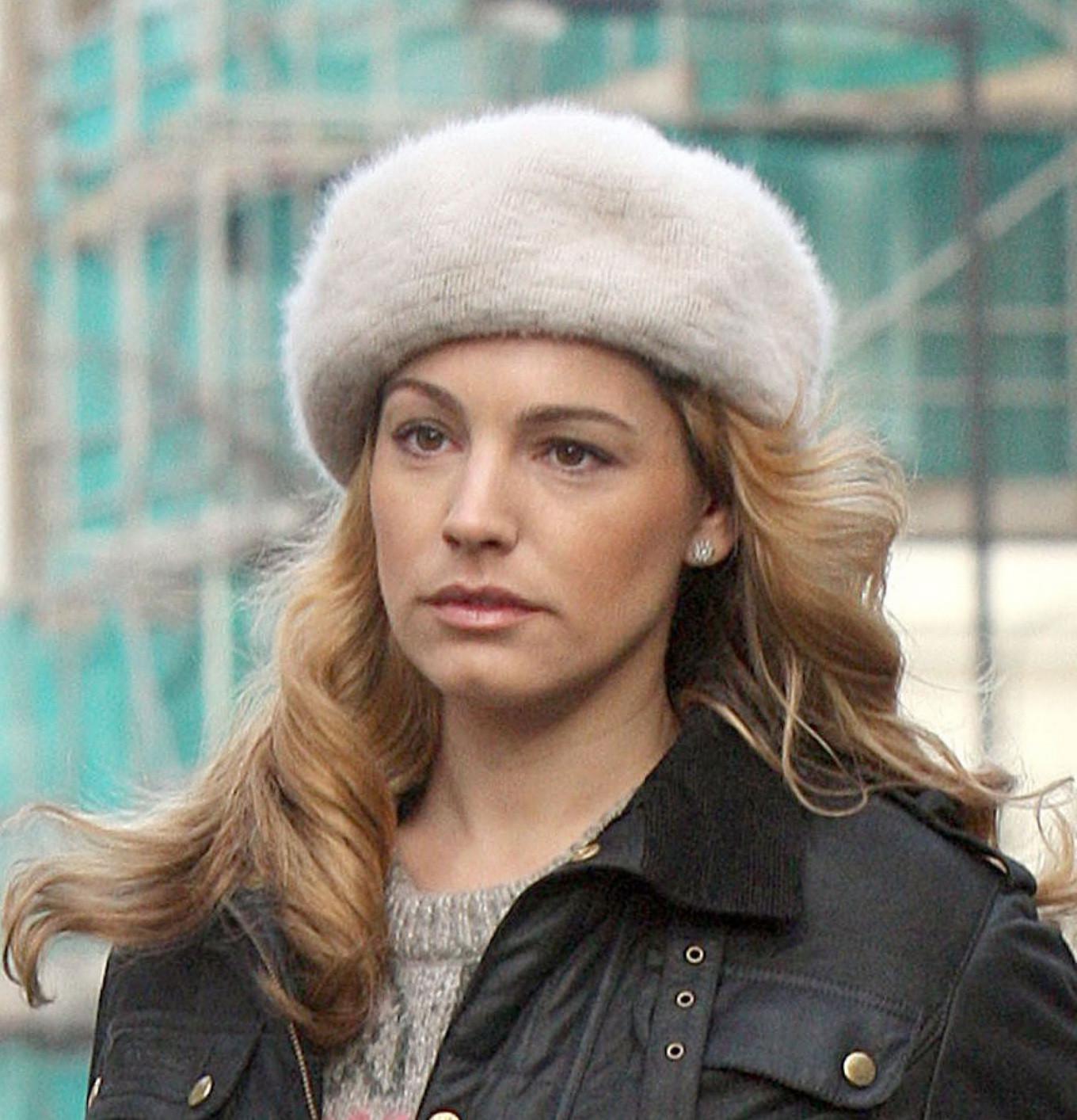 16P Kelly Brook shows ass  cameltoe wearing black see through tights outside her hom