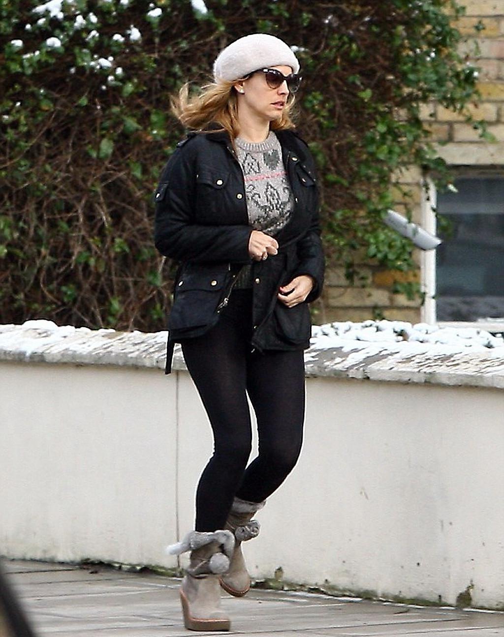 16P Kelly Brook shows ass  cameltoe wearing black see through tights outside her hom