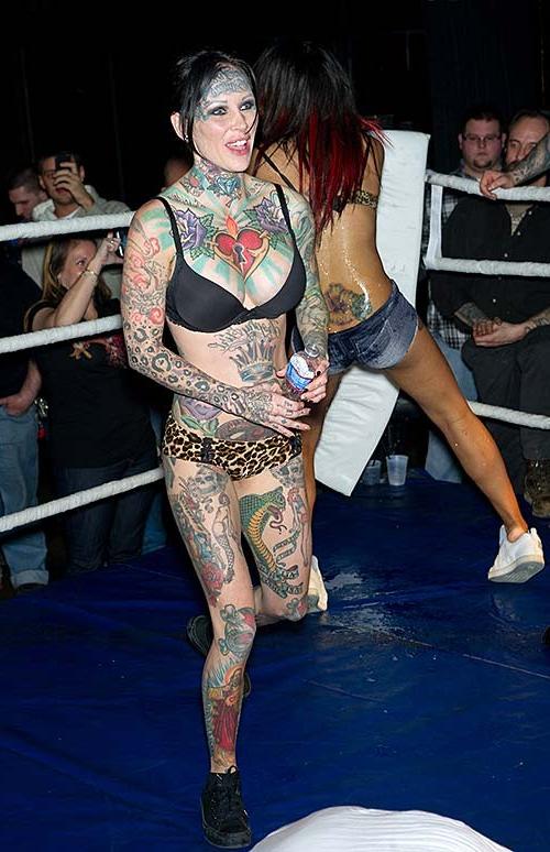 16P Michelle Bombshell showing her sexy tattooed body and lesbian kiss