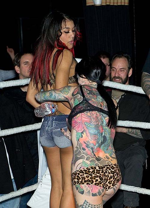 16P Michelle Bombshell showing her sexy tattooed body and lesbian kiss