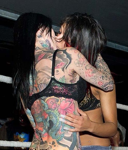 16P Michelle Bombshell showing her sexy tattooed body and lesbian kiss