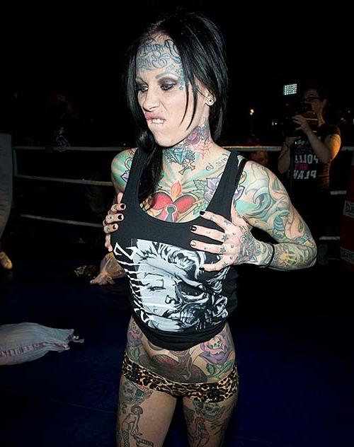 16P Michelle Bombshell showing her sexy tattooed body and lesbian kiss