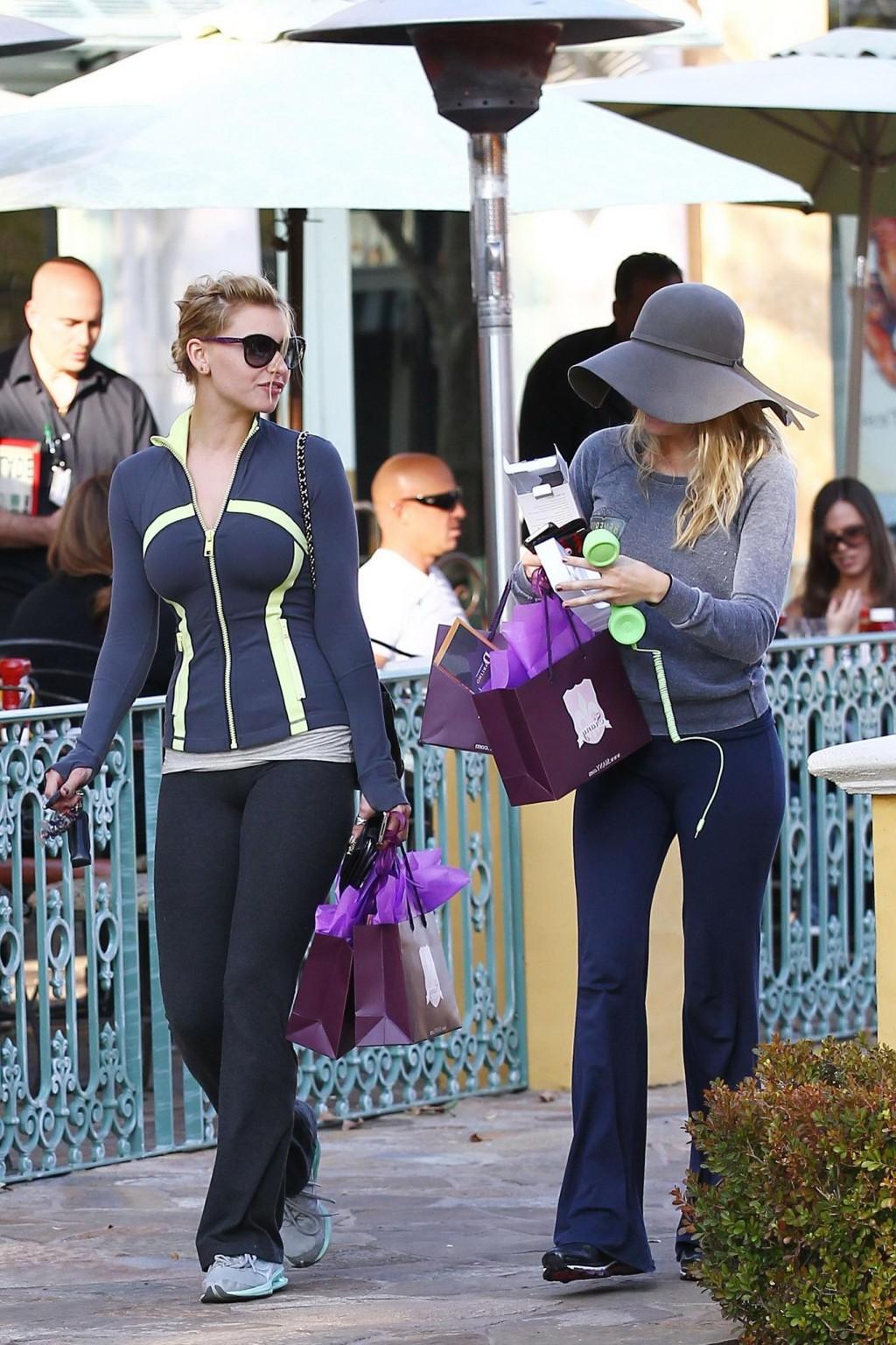 16P Alyson Michalka shows off her ass  cameltoe wearing tight sweatpants in Calabasa