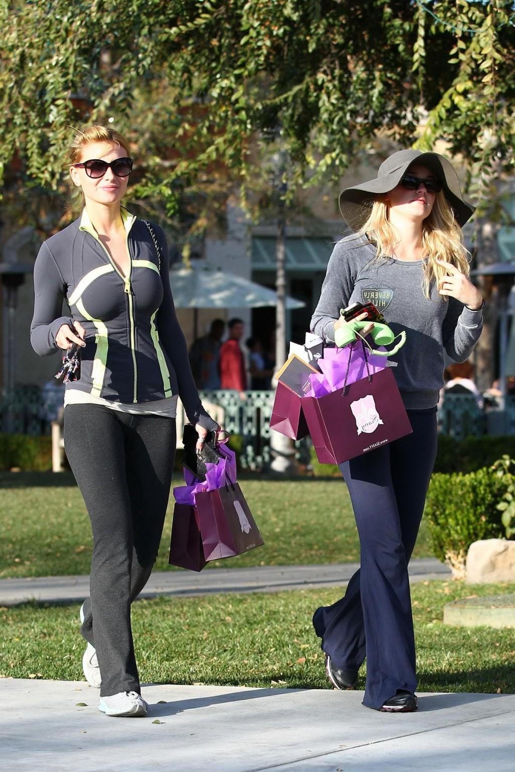 16P Alyson Michalka shows off her ass  cameltoe wearing tight sweatpants in Calabasa