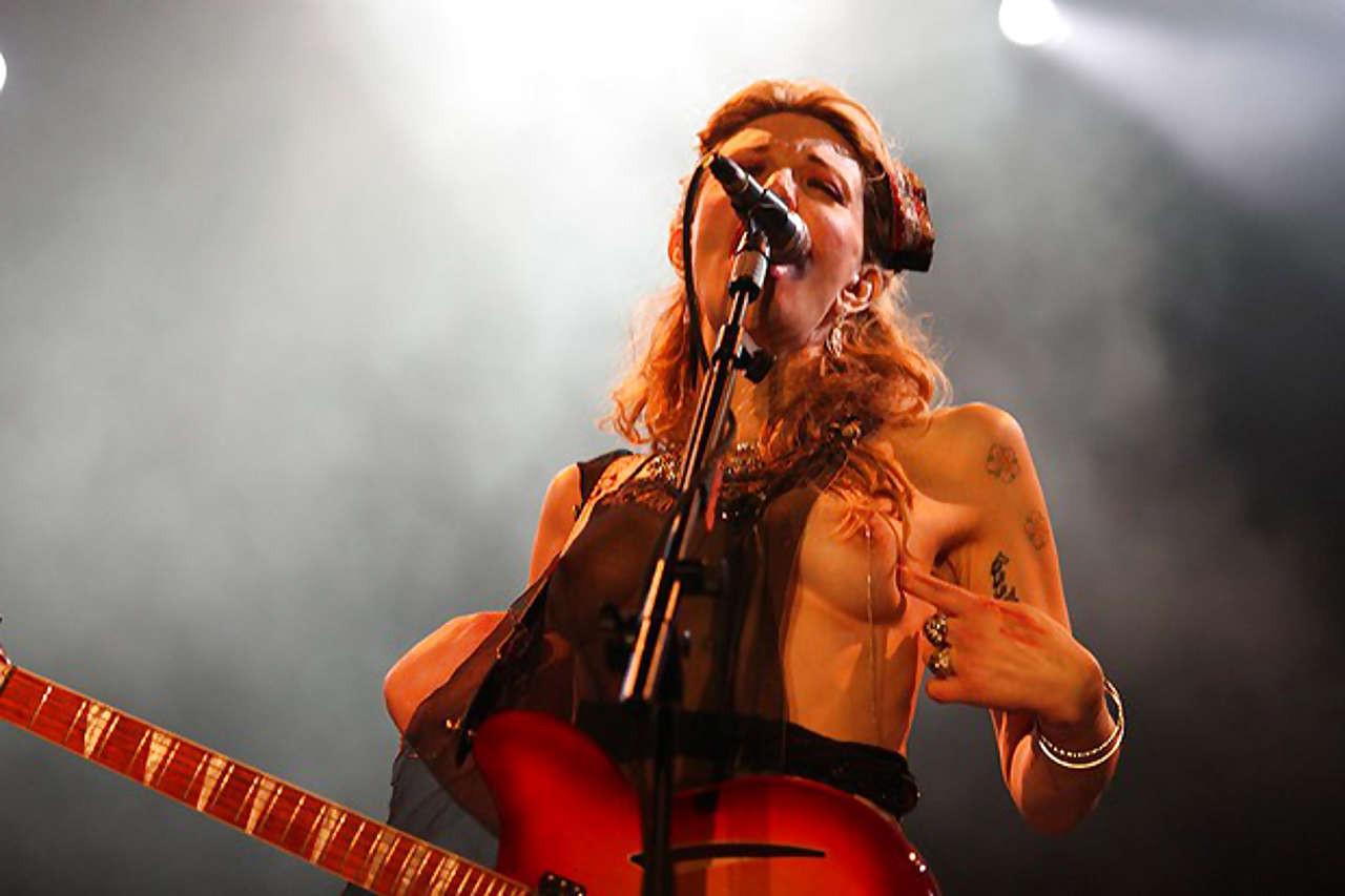 16P Courtney Love stripping down to topless and show tits on stage