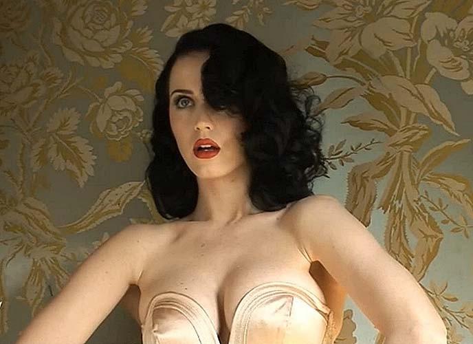 16P Katy Perry exposing her sexy body and huge boobs behind the stage