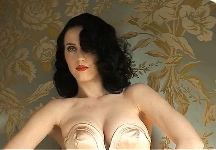16P Katy Perry exposing her sexy body and huge boobs behind the stage