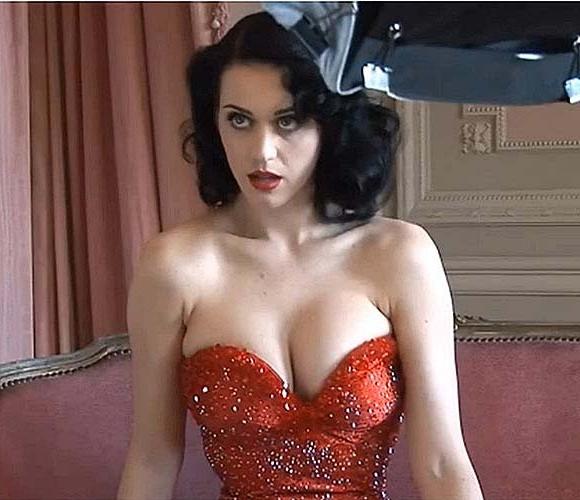 16P Katy Perry exposing her sexy body and huge boobs behind the stage