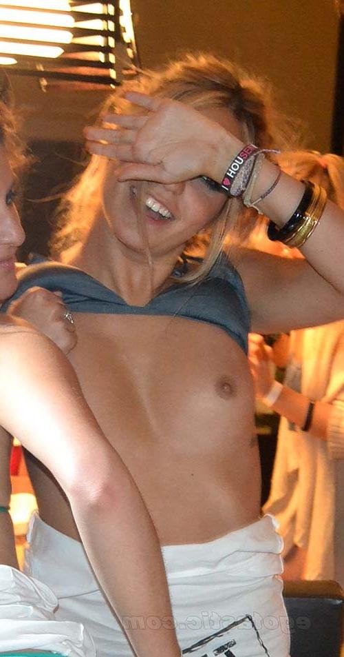 9P Sara Leal sexy leaked photos on some party while she is drunk