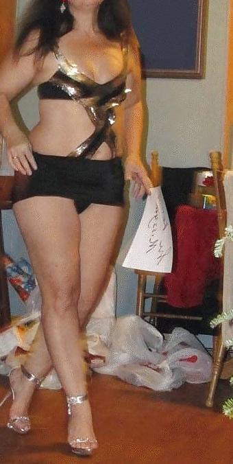 25P Crazy Body Latin Milf posing