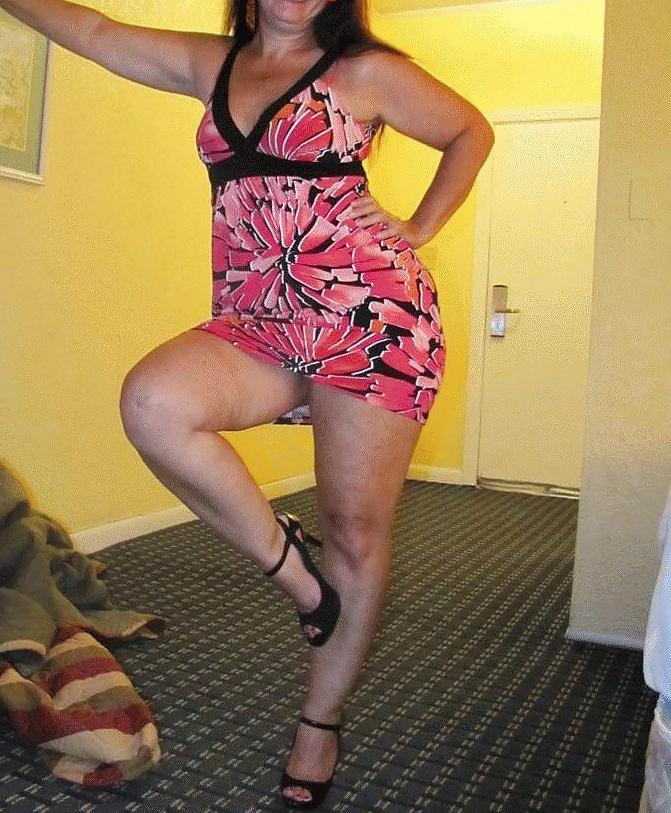 25P Crazy Body Latin Milf posing