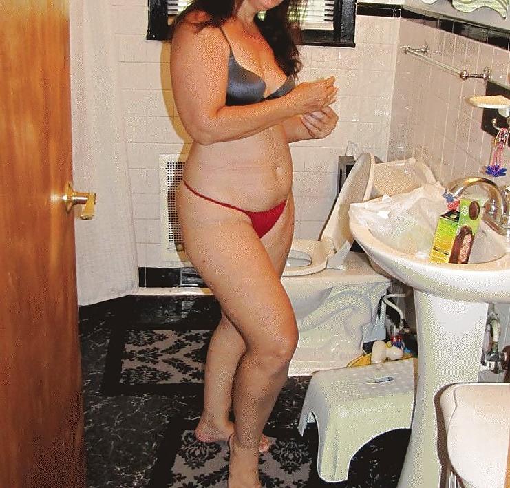 25P Crazy Body Latin Milf posing