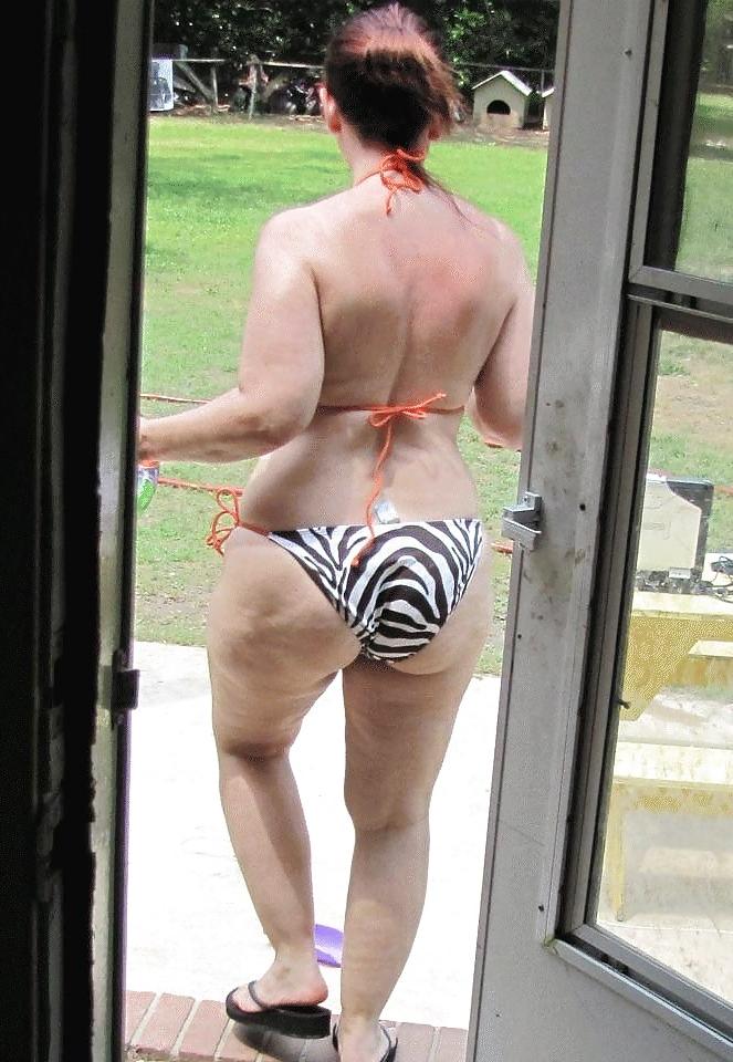 25P Crazy Body Latin Milf posing