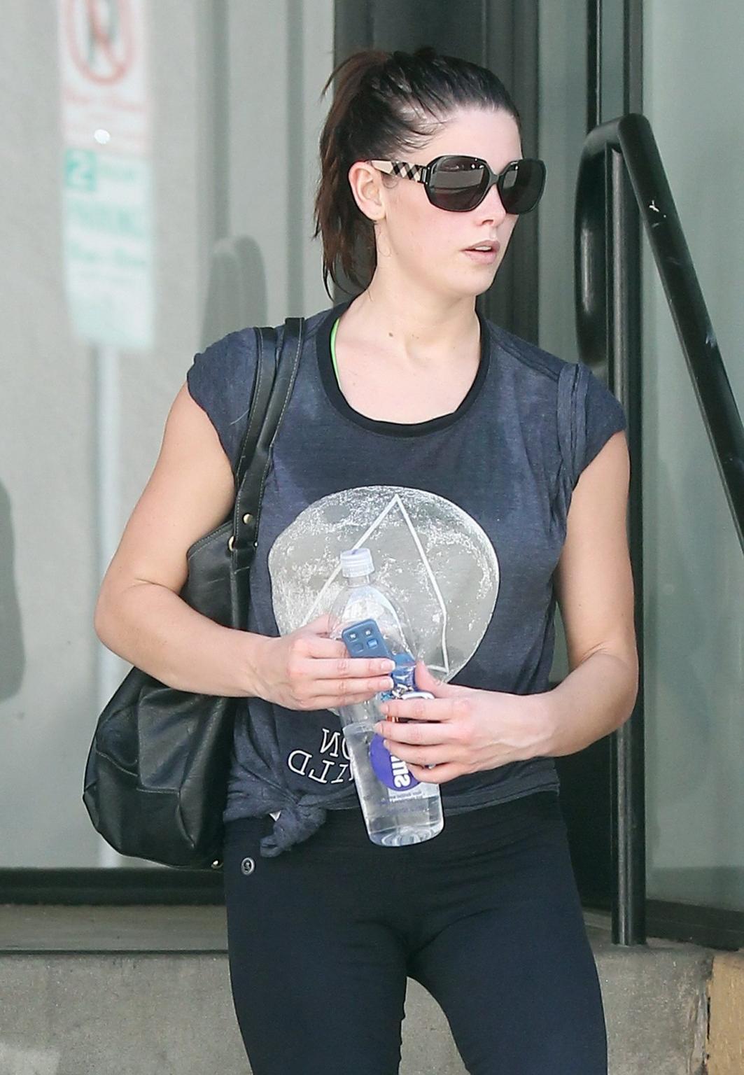 16P Ashley Greene shows cameltoe in sweaty tights leaving her gym in Studio City