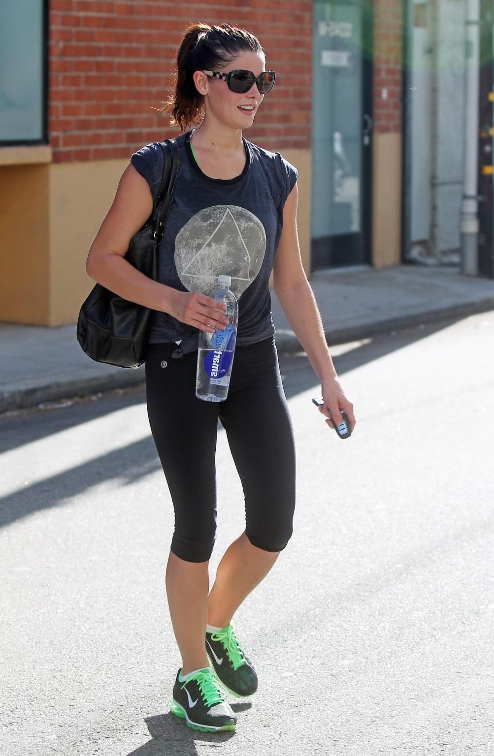 16P Ashley Greene shows cameltoe in sweaty tights leaving her gym in Studio City