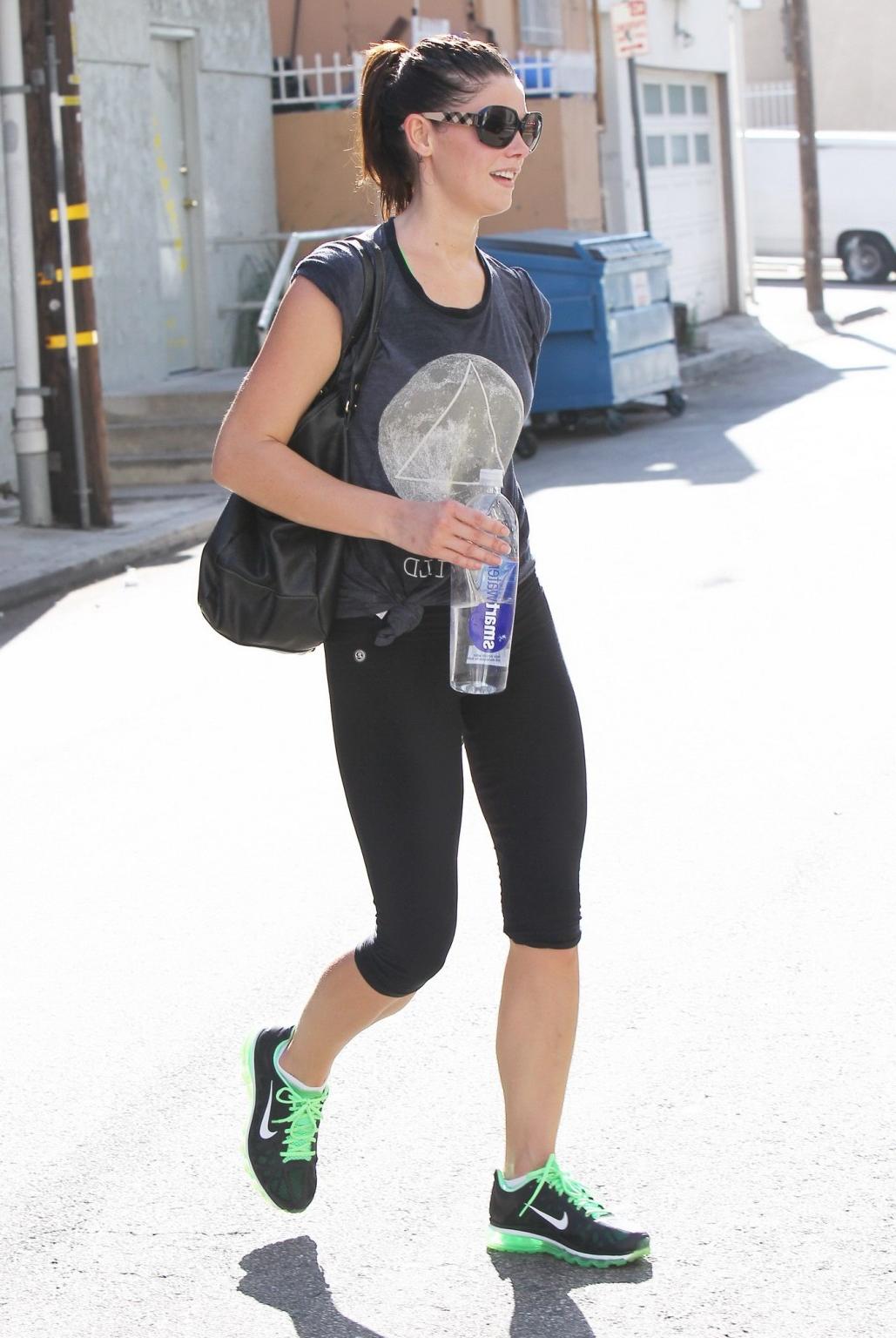 16P Ashley Greene shows cameltoe in sweaty tights leaving her gym in Studio City
