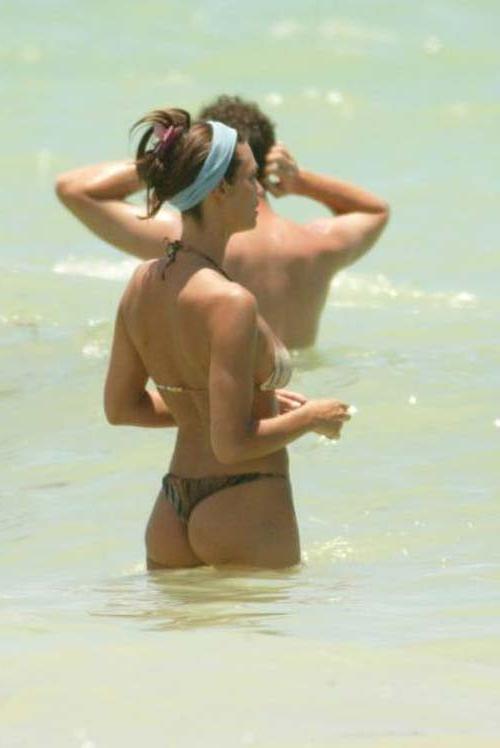10P Manuela Arcuri beautiful body shows his butt and boobs