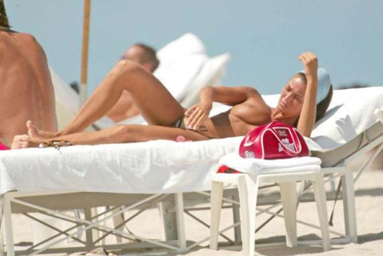 10P Manuela Arcuri beautiful body shows his butt and boobs
