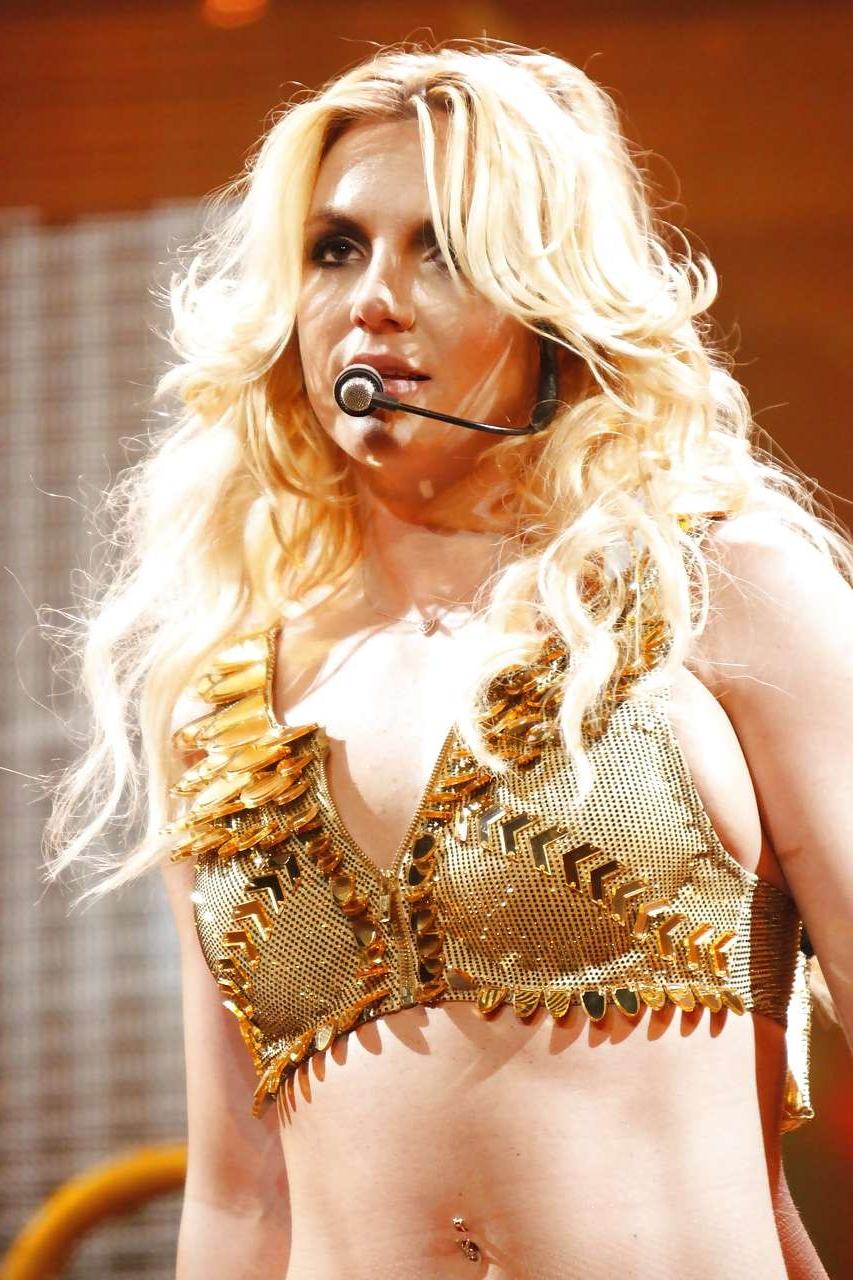 16P Britney Spears little cameltoe and sexy in fishnets on stage caught by paparazzi