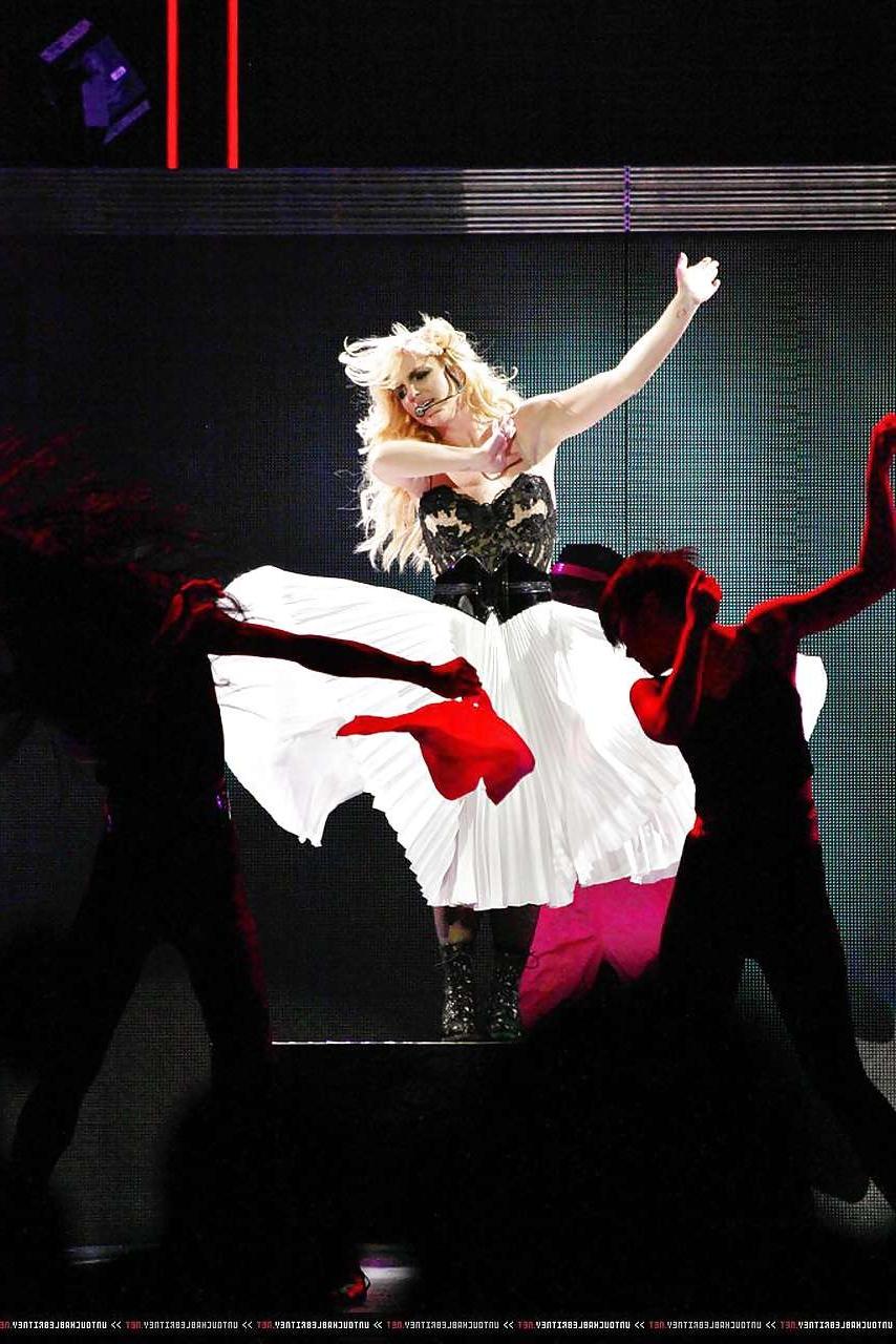 16P Britney Spears little cameltoe and sexy in fishnets on stage caught by paparazzi
