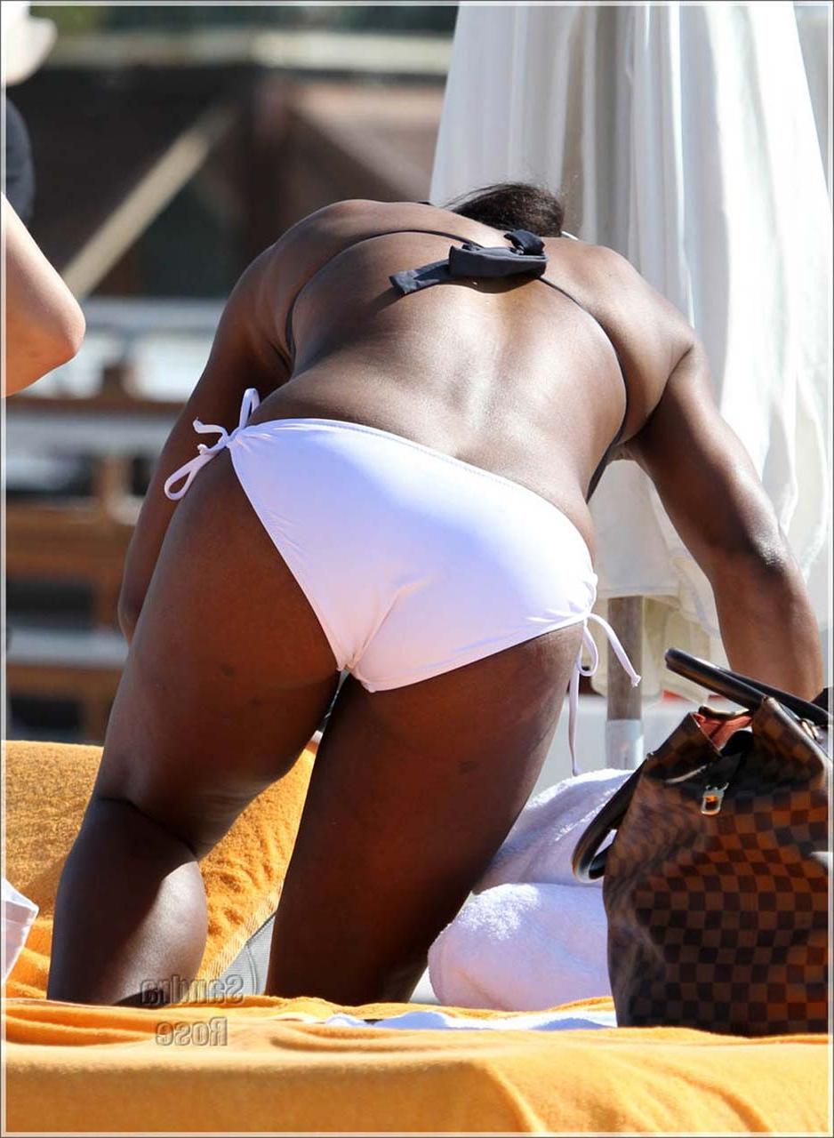 15P Serena Williams exposing sexy body and fucking huge ass in bikini on beach