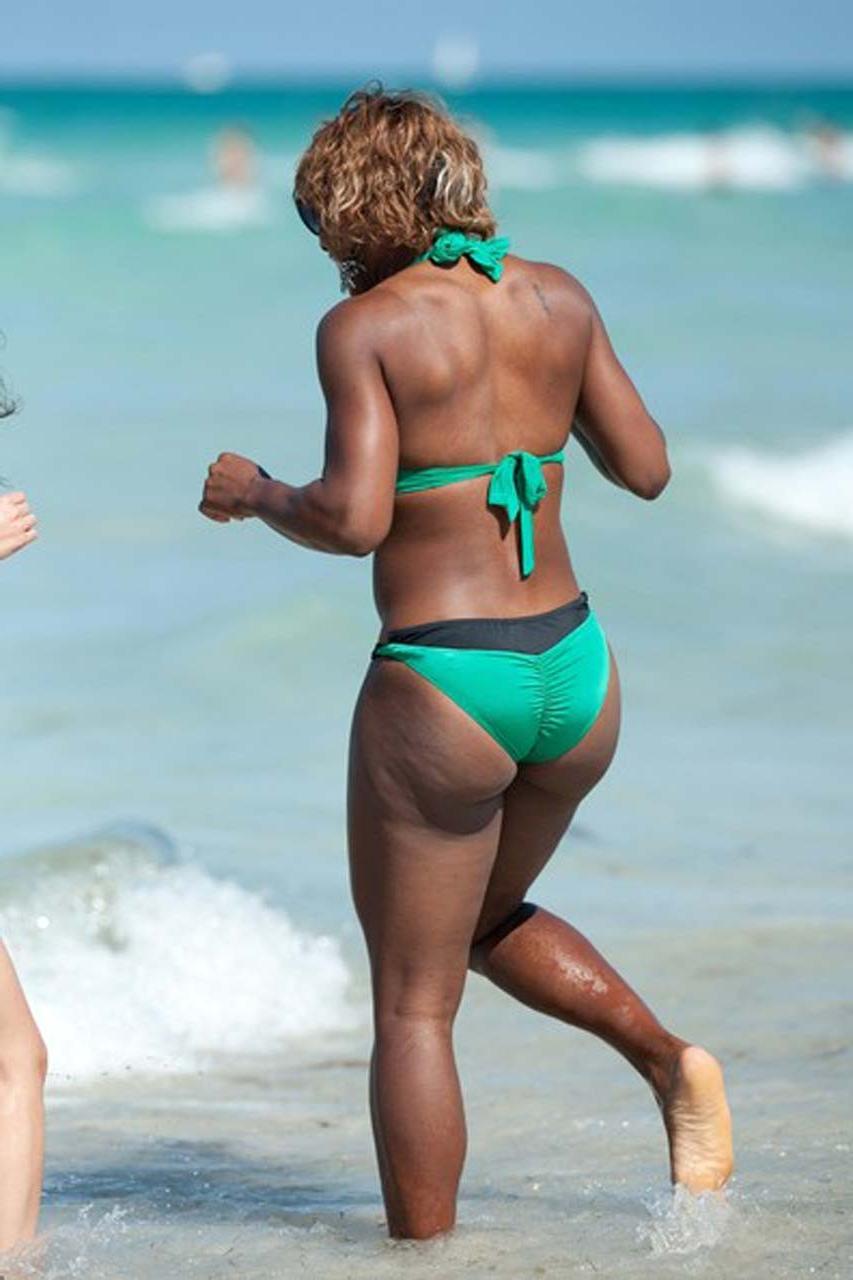 15P Serena Williams exposing sexy body and fucking huge ass in bikini on beach