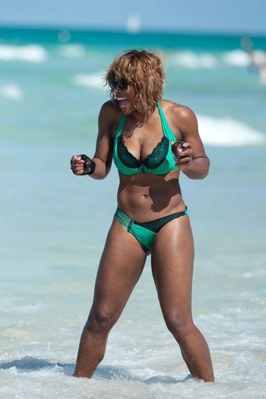 15P Serena Williams exposing sexy body and fucking huge ass in bikini on beach