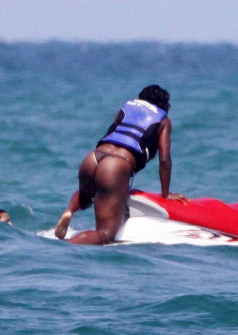 15P Serena Williams exposing sexy body and fucking huge ass in bikini on beach