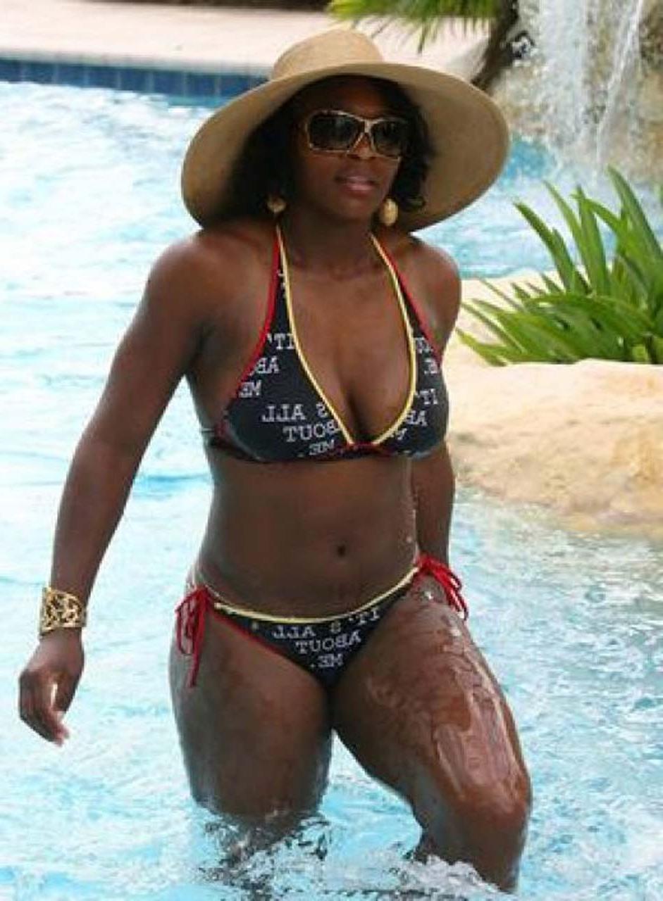 15P Serena Williams exposing sexy body and fucking huge ass in bikini on beach