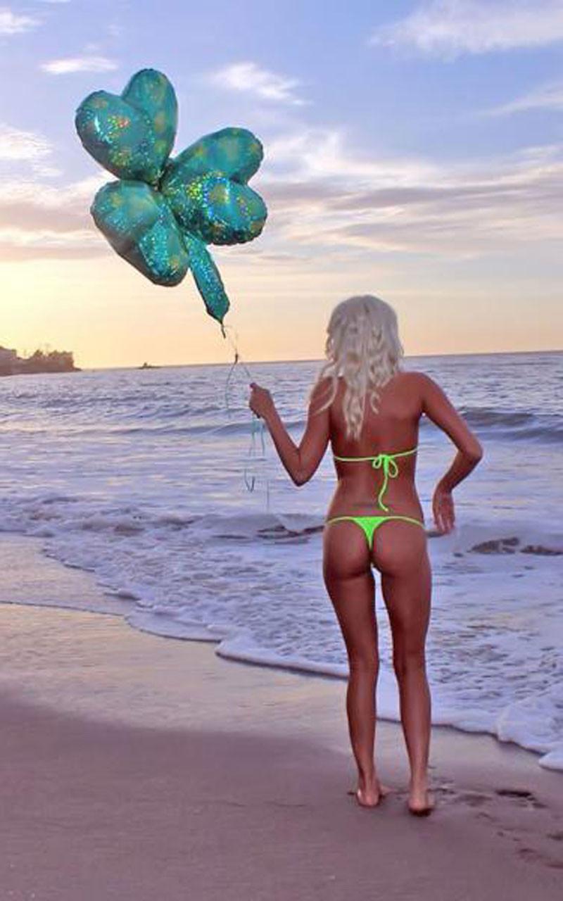 16P Karissa Shannon letting a guy to touch her ass
