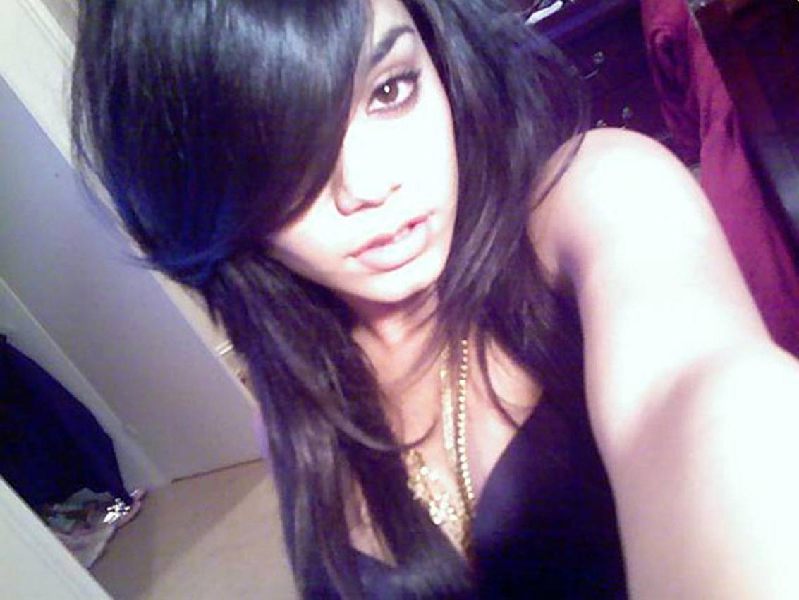 16P Vanessa Hudgens topless in private home photos