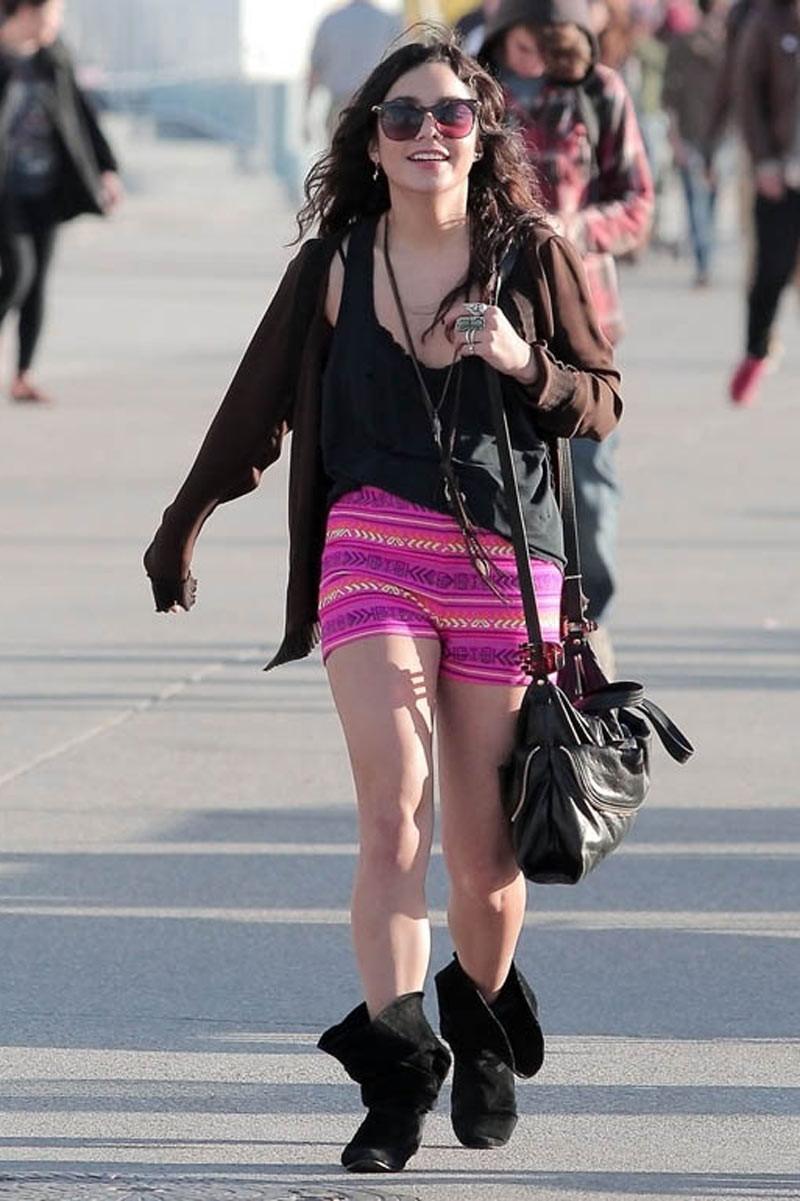 16P Vanessa Hudgens topless in private home photos
